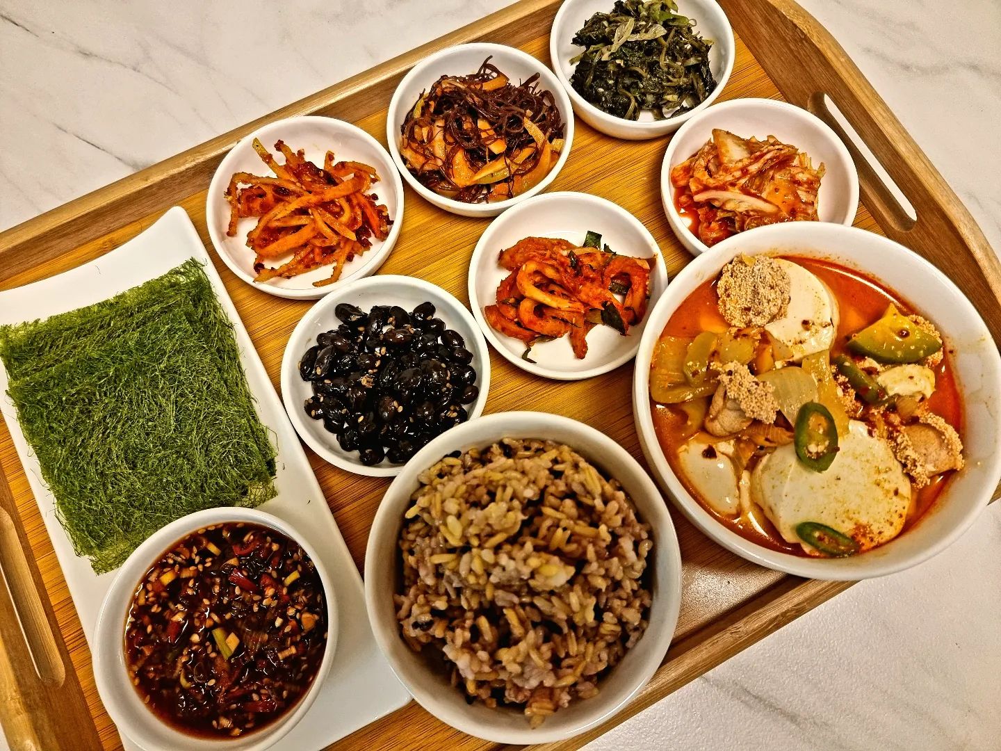 🍽

하루종일 눈이 펑펑❄️
술한잔 하기 딱 좋은 날씨지만
낼 마실거니 오늘은 참기😁

#오늘의메뉴 #상차림 #저녁메뉴 #밥상 #homecook #홈쿡 #집밥 #homecooking  #명란순두부찌개 #감태김 #진미채볶음 #꼬시래기무침 #취나물무침 #콩자반 #무말랭이무침 #겉절이