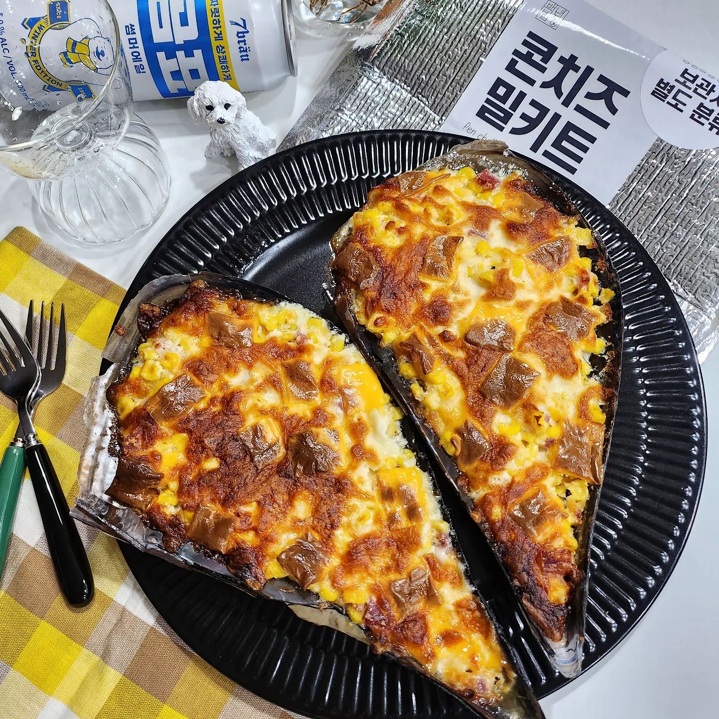 (#협찬 🦖) #콘치즈밀키트 이거이거 강추천
👍👍💯💯💯💯💯
.
집에서 #콘치즈 만들라치면 간단한듯하지만
은근 머리무거운데효 
이게 #밀키트 로 제대로된 구성으로 오니깐
초간단 초스피드로 만들어 먹을 수 이써효
#맥주안주 로 단연 쵝오겠쥬?
.
일단 캠핑가서도 먹기쉽게 그릇? 을 주는데효 
👉👉그릇대신
은박알루미늄케이스 또는 패각(키조개껍데기)
을 선택하시면 된답니닷 
.
저능 있어보이게 조개껍데기선택!했구효
동원스위트콘1통 
슬라이스치즈 2장
크림치즈1통 
베이컨 1봉지
모짜렐라치즈1봉지 구성으로 와효 
.
만드는방법은 
#스위트콘 과 #크림치즈 를 섞어준뒤
그 위에 치즈를 흩뿌려 올려주고 
에프 180도 10분완성! 인데효
10분 시간설정안하고 ㅠㅠ 인스타 댓글놀이하다가ㅋㅋ
약간 오버쿡되어버렸지만
치이즈 쫘ㅡㅡㅡ악 늘어나면서 
보드랍고 꼬숩한  콘치즈맛이 그냥 끝내주더라구효
.
놀러갈 때 요 밀키트하나면 
비쥬얼적인면도 굿이고맛도 굿이라서
강추천!👍👍💯💯💯할게효
.
.
오늘도 정말 피곤했는뎃 피곤이 풀리는 맛임쓰!
넘흐넘흐 맛있다횰 냠냠냠
근뎃뎃 키조개 ♥하트모양으로 붙여놨는뎃
착한사람 눈에만 ♥보여효ㅋㅋㅋㅋㅋ 
.
.
🚩판매처 #백년밥상 100_bs
.
.
#백년밥상콘치즈밀키트 #콘치즈만드는법
#캠핑요리 #캠핑음식 #밀키트추천 #콘치즈레시피
#야식 #혼술 #혼술안주 #곰표 #곰표맥주
