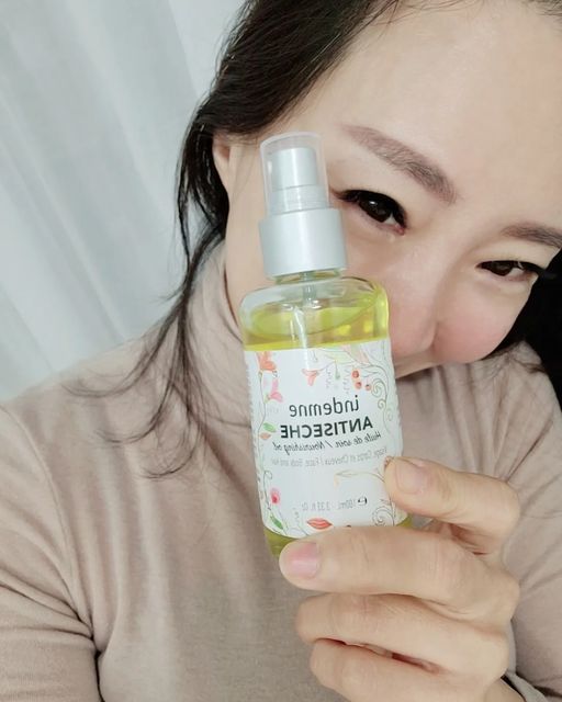 미교씨 on Instagram: "#협찬
춥다고 보일러 켜고 차타면 히터 켜고..
몸이 아주 바싹바싹 말라가요
살은 그대론데 말이죠ㅠ

건조하다 못해 피부가 따가울땐
뭐니뭐니해도 오일이 최고인것같아요.

그런데 너무 끈적하면 피부가 답답하고 
화장하면 다 밀리잖아요ㅜ

그래서 하루종일 집에 있을때나 밤에만 발랐는데요

[엥뎀]앙띠세쉬 누리싱 멀티오일세럼은
가벼운 오일이라 바르면 바로 흡수되어
끈적이지 않고 피부가 촉촉 탱탱❤️❤️

산뜻한 느낌이 너무 좋으네요

영상보시면  손등에 발랐는데 몇번 문지르니까
번들거림없이 쏘오옥 흡수되는거 확인하실 수 있어요ㅎㅎ

페이스뿐만 아니라 헤어, 바디에 쓸 수 있는
멀티오일이라 활용도가 높아요

6가지 식물성오일과 3가지 에센셜오일을
조화롭게 블렌딩해서 시너지효과를 내는
앙띠세쉬 오일~

끈적이고 번들거리는 오일이 싫으셨다면
요고 요고 추천드려요👍

@indemne_official

#광고#엥뎀#앙띠세쉬#멀티오일#페이스오일#아로마오일#수분오일#헤어오일#마사지오일#페이셜오일#엥뎀오일#보습오일#수분에센스#보습에센스#indemne"