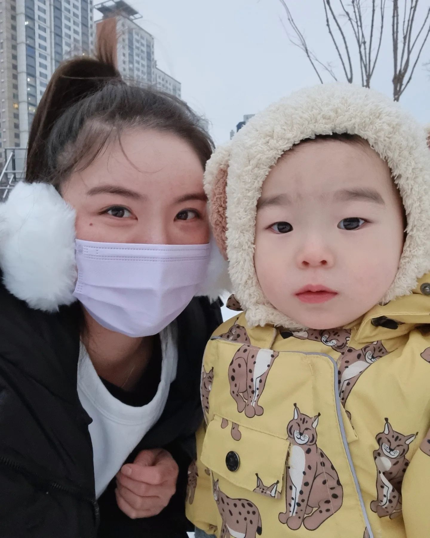 ❄️
너와 함께한 두번째 겨울
그리고 두번째 눈☃️

강아지처럼 좋아하는 모습을 보니
추워도 나가길 정말 잘했네 그지?❣️

이번 주말에는 엄마,아빠랑 같이 씐나는 겨울을 즐겨보자 아가🐧