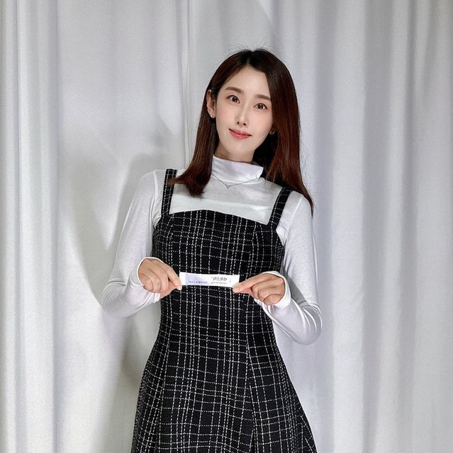 여행 크리에이터, 조스튜ㅣ핫플, 여행, 사진•영상 꿀팁 on Instagram: "#광고 광채나는 피부를 갖고 싶나요?✨ 7일 백옥스틱 시작해보세요~ 안밝아진다면 100% 환불 보장! 요즘 피부를 위해 글루타치온 많이들 드시더라구요~ 그런데 아무거나 먹을 수는 없잖아요? 순도, 함량, 흡수력! 모두 👍인 닥터블릿!
국내 최초! 리포좀 글루타치온을 만들어냈어요~ 😍 
.
✍️ 글루타치온은?
글루타치온의 흑색 멜라닌을 만드는 티로시나제 성분의 활성을 억제하여 미백에 도움을 줘용! 비타민 G라고도 불리는 글루타치온은 3개의 아미노산(글루탐산,시스테인,글리신)이 결합된 화합물로 생체 산화 , 환원 반응에 중요한 역할을 한다구용~✨
.
✍️ 리포조말 공법이란?
글루타치온을 리포좀으로써 감싸 글루타치온의 효능과 체내 흡수를 극대화한 영양소 공법 기술을 활용한 국내 최상위 프리미엄 등급 글루타치온이라구용~✨
.
✍️ 타사 제품 대비 차별점은?
국내 최초 리포좀 제형 기술 적용 - 미국산 제품
영국산 비타민c 100mg 함유 - 하루 권장섭취량 100%
더 밝아지는 시너지 원료 - 활력시너지 21종 , 뷰티 시너지 5종을 최적의 밸런스로 배합
빛나는 자신감 - 상큼한 레몬맛으로 하루 1포 고함량의 글루타치온 섭취해보세용~✨💓 조스튜가 맛보장합니다💓
.
✍️ 글루타치온 함량이 많다고 효과 있을까?
최상위 프리미엄 등급 리포조말 글루타치온 고순도 무려 85% 순도 국내 최고등급 스펙 즉, 함량보다 순도가 중요하다구용~✨
.
✍️ 필름형 대비 순수함량 비교?
기존 L- 글루타치온 50~75mg < 닥터블릿 백옥스틱 (리포조말 글루타치온) 200mg*84% 총168mg 함유 독보적인 고함량이라구용~✨
.
✍️ 공법에 따른 흡수율 차이?
기존 L - 글루타치온 = 환원형 글루타치온은 소화 중 위산에 의한 분자 훼손되어 낮은 흡수 효율 but 닥터블릿 글루타치온 = 감싸진 리포좀이 분자를 보호하여 일반 글루타치온에 비해 100 강력한 새포 재생 효과와 더불어 나노 사이즈 세포막까지 통과한다구용~✨
.
✍️ 시크릿 관리템 백옥스틱! 이런 분께 추천합니다!!
✅속부터 차오르는 백옥관리가 필요하신분
✅안색이 어둡다는 말을 자주 들으시는 분
✅자외선 노출이 걱정 되시는 분
✅칙칙함이 커버가 되지 않는 분
✅이너뷰티 하나로 끝내고 싶은 분
✅간편하고 맛있는 글루타치온을 찾으시는분
✅고함량 글루타치온을 찾으시는 분
.
울 님들! 백옥스틱으로 7일간 변화의 차이를 느껴보세요~💓
민낯으로 당당하게 외출해보자구용~☺️
.
#백옥스틱#글루타치온#먹는글루타치온#4세대글루타치온#리포좀글루타치온"