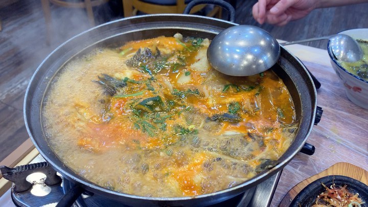#양재역방파제횟집 

여기 매운탕 맛집인가..
스끼다시 맛집이라 좋아했는데 오늘 멍게가 안나와서 서운했고.. 던져주시는 접시에 당황스럽고.. 그래도 가성비 좋고 맛도 좋다. 매운탕에 들어있는 수제비가 엄청 맛있고, 매운탕도 맛있고.. 미역국도 맛있음.

#방파제횟집 
#양재역맛집 #양재역횟집
#강남역맛집 #강남역횟집
#먹스타그램#먹팔
#맛스타그램#맛팔
#선팔하면맞팔
#음식사진이상하면언팔
#이상한계정은맞팔안함