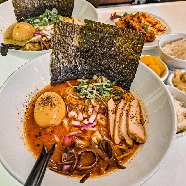 먹으러 나온🍴 [서울맛집 | 여행맛집 | 전국맛집] on Instagram: "협찬 | 감칠맛 가득 진한 국물의 고퀄리티 라멘 맛집, #시카라멘
⠀
💫토리파이탄 (8,000원)
💫카라이 미소파이탄 (8,500원)
💫수제 가라아게 - 소 (5,800원)
⠀
중랑구 신내동에 이런 라멘 맛집이 있었는지 몰랐는데, 라멘은 물론 사이드도 쬰맛인 맛집이 있더라고요! 바로 #시카라멘 인데요😋
 
—
#토리파이탄 깊고 진한 닭 육수에 해산물 육수를 배합해서 감칠맛 가득한 국물에 수제 간장으로 맛을 낸 라멘이에요😀 먹다가 매콤한 사시미 뿌려서 담백하게 한 번, 칼칼하게 한 번 즐기기에 좋은 메뉴에요👍
⠀
- 카라이 미소파이탄 미소와 두반장 등을 넣어 만든 칼칼한 미소 소스로 맛을 낸 미소파이탄은 자극적이지 않고 맛있는 매콤함 가득❤️‍🔥 부드럽고 고소한 반숙란이랑 넘 잘 어울려요🙌
⠀
#가라아게 수제 가라아게도 바삭하고 촉촉함 가득해서 라멘이랑 사이드로 먹기에도 좋고, 시카 라멘에서 파는 하이볼이나 생맥주 안주로 먹기에도 좋겠더라고요🥺💓⠀
—

라멘에 있는 닭 가슴살 차슈는 부드러움 가득하고, 적양파는 알싸함이 라멘의 느끼함을 잡아줘요 목이버섯은 오독오독 재밌는 식감😆 밥 추가도 무료라 면이나 밥을 같이 나온 김이랑 싸먹어도 맛있어요🥹🫶🫶
⠀
가게 분위기가 잔잔하고 시끄럽지 않아서 혼밥, 혼술 하시는 분들이 많더라고요 혼밥러 분들께도 추천💯💯 마제 소바랑 다양한 사이드 메뉴도 파니 한 번 가보세요👈💗
⠀
⠀
🏠시카라멘 | 서울 중랑구 신내로17길 13 
⏰️화~일 11:30~21:30/브레이크 타임 15:00~17:30
⠀
⠀
#나온_중랑 #나온_신내 #중랑맛집 #중랑구라멘 #봉화산역라멘 #서울라멘 #서울라멘맛집 #중랑구맛집 #신내동라멘 #신내동맛집  #라멘 #라멘맛집 #혼밥맛집 #혼술맛집"