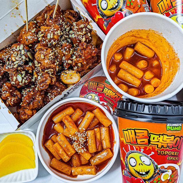 먹으러 나온🍴 [서울맛집 | 여행맛집 | 전국맛집] on Instagram: "협찬 | 매콤 달콤한 쌀떡볶이 간편하게 먹기❤️‍🔥 #좀비덤 매콤 떡볶이
⠀
💫좀비덤 매콤 떡볶이 
⠀
갑자기 떡볶이 땡길 때!! 밖에 나가기도 귀찮고 배달하기엔 가격도 부담되고••• 그럴 때 #좀비덤매콤떡볶이 어떠신가요😆👍
⠀
떡에 분말스프 넣고 뜨거운 물 부어서 전자레인지 2분 30초만 돌리면 바로 완성🌶 소스가 분말이어서 상온 보관도 가능하고 좋아요! 
⠀
저는 닭강정이랑 같이 먹었는데 달콤한 닭강정과 매콤한 쌀떡볶이가 완전 찰떡궁합❤️‍🔥 떡은 쌀떡인데 밀떡 느낌이 가득해서 쫀득쫀득 식감도 짱짱👊 밀떡파 쌀떡파 나뉠 일이 없을 떡🤣
⠀
매콤한 맛은 달콤 매콤 가득해서 어묵이나 삶은 계락 등 다양한 토핑이랑 먹어도 좋겠더라고요!💯 좀비덤 떡볶이가 매콤한 맛 말고도 궁중 맛, 핵매콤 맛도 있어서 취향껏 구매하셔서 맛난 떡볶이 간편하게 드실 수 있어요! 강추🤤💓
⠀
⠀
🏠 https://smartstore.naver.com/lawith/products/6692911159 👈👈 구매 링크
⠀
⠀
#나온_배송 #떡볶이 #밀떡볶이 #컵떡볶이 #간편떡볶이 #간편식 #편의점떡볶이 #떡볶이맛집 #떡볶이레시피 #쌀떡볶이 #좀비덤떡볶이 #디너의여왕 #닭강정맛집"