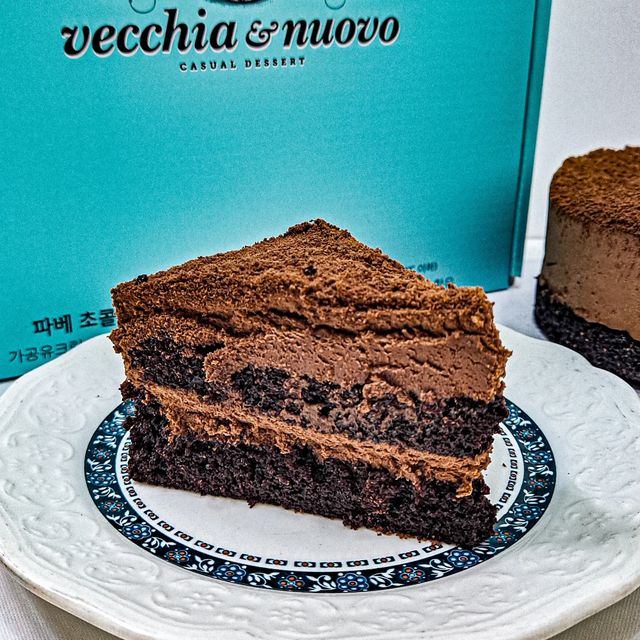 먹으러 나온🍴 [서울맛집 | 여행맛집 | 전국맛집] on Instagram: "협찬 | 진한 초코 가득! 촉촉하고 쫀득한 식감의 #베키아에누보 🍫파베 초콜릿 생크림 케이크🍫
⠀
💫파베 초콜릿 생크림 케이크 (26,900원)
⠀
고급 진 케이크를 맛볼 수 있는 #베키아에누보 ! 치즈케이크에 이어 '파베 초콜릿 생크림 케이크'를 먹어봤어요😚 베키아에누보만의 특색 넘치는 박스 속에는 초와 케이크 칼이 함께 들어있어요! 냉동으로 와서 해동해서 먹으면 됩니다!
⠀
#파베초콜릿생크림케이크 진짜진짜진짜 존맛탱💓💓 파베 초콜릿 특유의 부드러움과 진함이 살아있는 케이크예요🥲 초코 크림과 초코 레이어 시트가 겹겹이 있는데 초코 향 가득해서 묵직한 초코 시트는 촉촉 부드럽고 초코 크림은 진하고 쫀득하니 파베 초콜릿 먹는 기분도 들더라고요😮
⠀
좋은 재료를 사용하는 것 같아서 찾아보니 100% 동물성 독일산 유크림, 벨기에산 다크초콜릿 등 고급 재료를 사용하더라고요🙆‍♀️🙆‍♀️ 케이크 위에는 쌉싸름한 코코아 파우더가 있어서 쌉쌀달달 완전 짱🥹 당 충전 가득🫶
⠀
플라스틱 없는 친환경 종이 패키지에 맛까지 고퀄이어서 선물용으로도 좋겠어요! 쫀득하고 진한 [파베 초콜릿 생크림 케이크] 기념일용, 선물용 등으로 완전 추천드려요💯💯 
⠀
⠀
🏠 카카오 선물하기, 쿠팡, 컬리, 네이버, 지마켓 등에서 구매 가능👈👈
⠀
⠀
#나온_배송 #초콜릿생크림케이크 #케이크맛집 #케이크선물 #파베초콜릿 #초콜릿케이크 #초코케이크 #수능선물추천 #생일선물추천 #디저트택배 #디저트배달 #프리미엄디저트 #꾸덕 #빼빼로데이선물 #빵택배 #디저트스타그램 #서울케이크맛집 #셀러뷰 #셀러뷰체험단 #먹팔 #맛스타그램 #먹팔해요 #먹팔환영 #먹팔맞팔 #좋테 #좋아요 #instafood #먹소통"