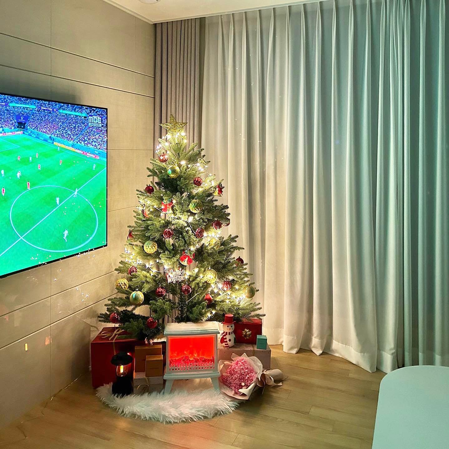 오랜만에 인스타하네요😅
인스타 쉬는 동안 미루던 신혼여행도 다녀오고 허전했던 거실 한켠을 인친님들이 추천해주신 물품으로 꾸며도 봤어요~

이번주 크리스마스가 다가오고있는데 인친님들은 어떤 계획을 가지고 계세요???
전 남편 생일이 그쯤이라 소소하게 생일파티를 할 예정입니다😆