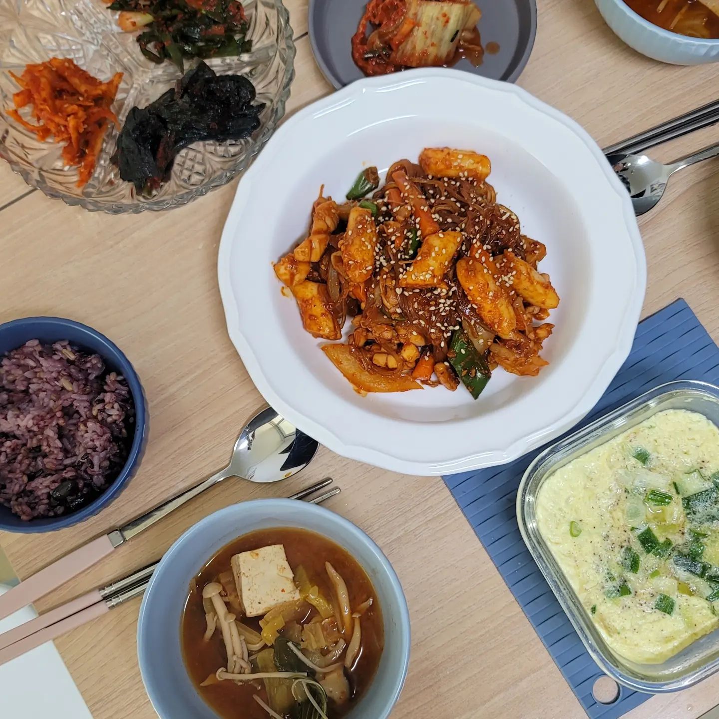 점점 응용력이 늘어가는 🐖🐖🐖

오징어볶음에 떡이랑 당면도 넣으니 꿀맛
매콤할땐 계란찜도 함께 
전자레인지로 계란찜도 금방되네👍
냉동실 털어서 뚝딱뚝딱 만들어보기

#오징어볶음 
#전자레인지계란찜
#냉동실털기 
#돼지지름길🐷