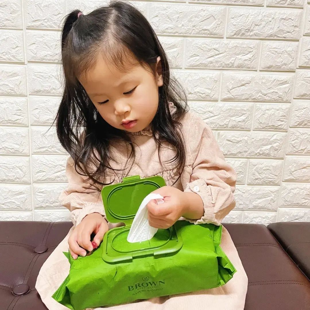 [제품제공]
아이키우는 집은 항상 물티슈 
구비가 필수죠~!!
근데 아무 제품이나 막 살수는 없고...

그리고 피부에 직접 닿는거다보니
물티슈 성분을 안볼수가 없는데 
히알루론산성분도 들어가 있어 
쓰고나면 피부가 촉촉하더라구요~~👍
민감성피부 전용으로 만들어진거라 
민감성테스트도 완료✨️

브라운 밤부 물티슈는 
100% 자연생분해 되는 식물성 레이온 원단을 
사용함으로써 나무 75,480그루를 지킬수 있다고합니다!!
맘편히 물티슈도 쓰고~ 지구도 지킬수 있어 너무 좋아요💕

 thank you🧡  brown__official

#물티슈 #아기물티슈