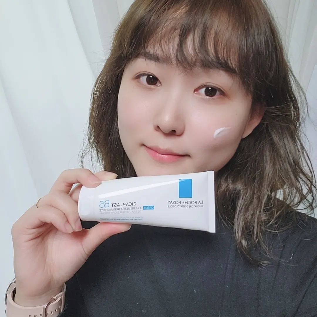 #협찬 
겨울이라 그런지 건조하고, 탄력도 떨어지는거 같고, 주름도 좀 보이는거 같고 아니면 진짜 나이탓인가 싶은게 피부고민이 쌓여 가더라고요😂

시카플라스트B5리페어크림은
라로슈포제 유명템 시카밤처럼 꾸덕한 제형이 아닌 탱글한 제형이라 부드럽고 촉촉하게 발리면서 쫀쫀하게 마무리 돼요!
시카 밴디펜스 기술을 담아서 피부겉은 보호해주고 속은 채워주고 2중케어가 가능하다보니
피부고민 보습부터, 탄력, 주름개선까지 한번에 관리할 수 있어서 좋더라고요~~

12월 19일 올리브영 온라인에서 단독 선런칭!
바로 오늘 12월 20일 단 하루동안은 30%나 할인된다고 하니 
한국인의 피부를 위해 개발 된 이  #시카멀티리페어크림 을 겟하지 않을수 없겠죠~~ 이번기회에 꼭 겟하세요!

본 포스팅은 업체로부터 제품을 제공받아 직접 사용해본 후, 솔직하게 작성한 포스팅이며 개인 차가 있을 수 있습니다.
#제품증정광고 #라로슈포제 #시카플라스트B5리페어크림 #시카리페어크림 #라로슈포제시카크림 #시카크림 #시카플라스트크림 #화장품추천 #크림추천 #데일리 #뷰티 #뷰티스타그램 #일상 #소통 #daily #beauty #선팔 #맞팔 #뷰스타그램 #좋아요 #팔로우 #크리스마스 #피부고민 #피부케어