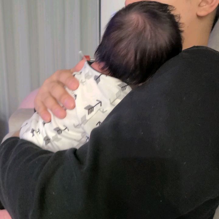 태어난지 한달이 되어
신생아를 졸업한 으르신 🐯

낮잠도 절대 안자고
오후 7시부터 10시까지 
이유없는 짜증폭발 마녀시간이 있고
코 파준 엄마 바라보는 눈빛도 매섭다

우울감이 한번에 찾아와서
멘탈이 터졌지만 언젠간 해뜰날이 오겠지
그런 날이 나에게도 오겠지 라는 생각으로
하루하루 마음을 내려놓고 기다려보자
나에겐 노이즈캔슬링 갤럭시버즈가 있어

#너의울음소리50퍼차단
#신생아졸업
#신생아마녀시간
#금쪽같은내새끼