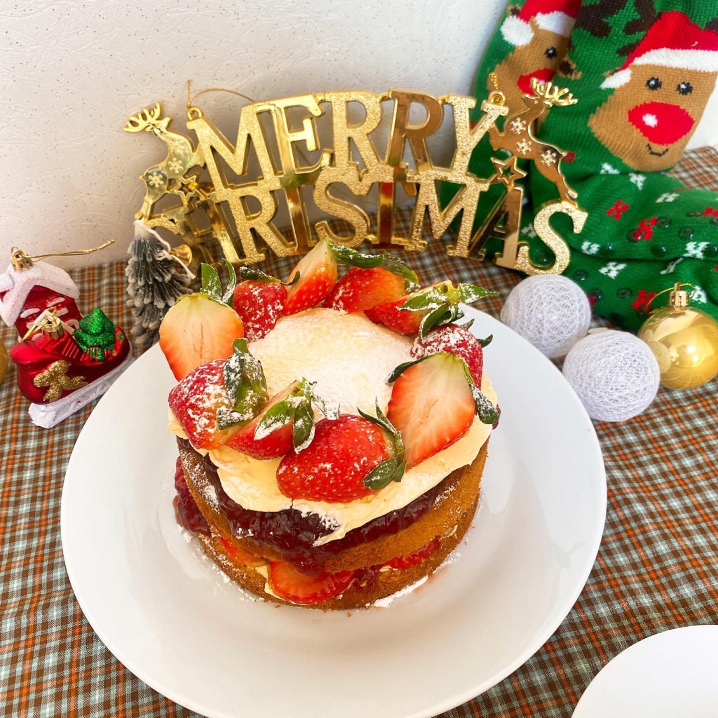 여러분 잘 지내고 계셨나요 ? 🌱🙆‍♀️🌱 벌써 🎄크리스마스🎄가 다가오고있네요 여러분들은 크리스마스날 일정이 어떻게 되시나용 ? ❣️

크리스마스 기념 처음으로 만들어본 딸기 빅토리아 케이크 💕

확실히 옆에 아이싱까지 안해주고 러프하게 올려도 되서 만들기는 훨씬 수월하더라구요 🥰
시트가 파운드케이크 느낌이라 버터크림으로 묵직하게 만들었는데 생각보다 너무 잘어울렸어요 !😍

가운데는 딸기도 가득넣어서 먹는 재미가 있답니다,,,, ❣️크리스마스엔 역시 딸기🍓

버터크림 아니더라도 생크림으로 가볍게 발라줘도 맛있을거 같으니 취향껏 만들어보시는걸 추천드려요 🙌

그럼 여러분 이번 크리스마스도 행복한 하루 보내고 맛있는거 많이 많이 드세용 ! 💕