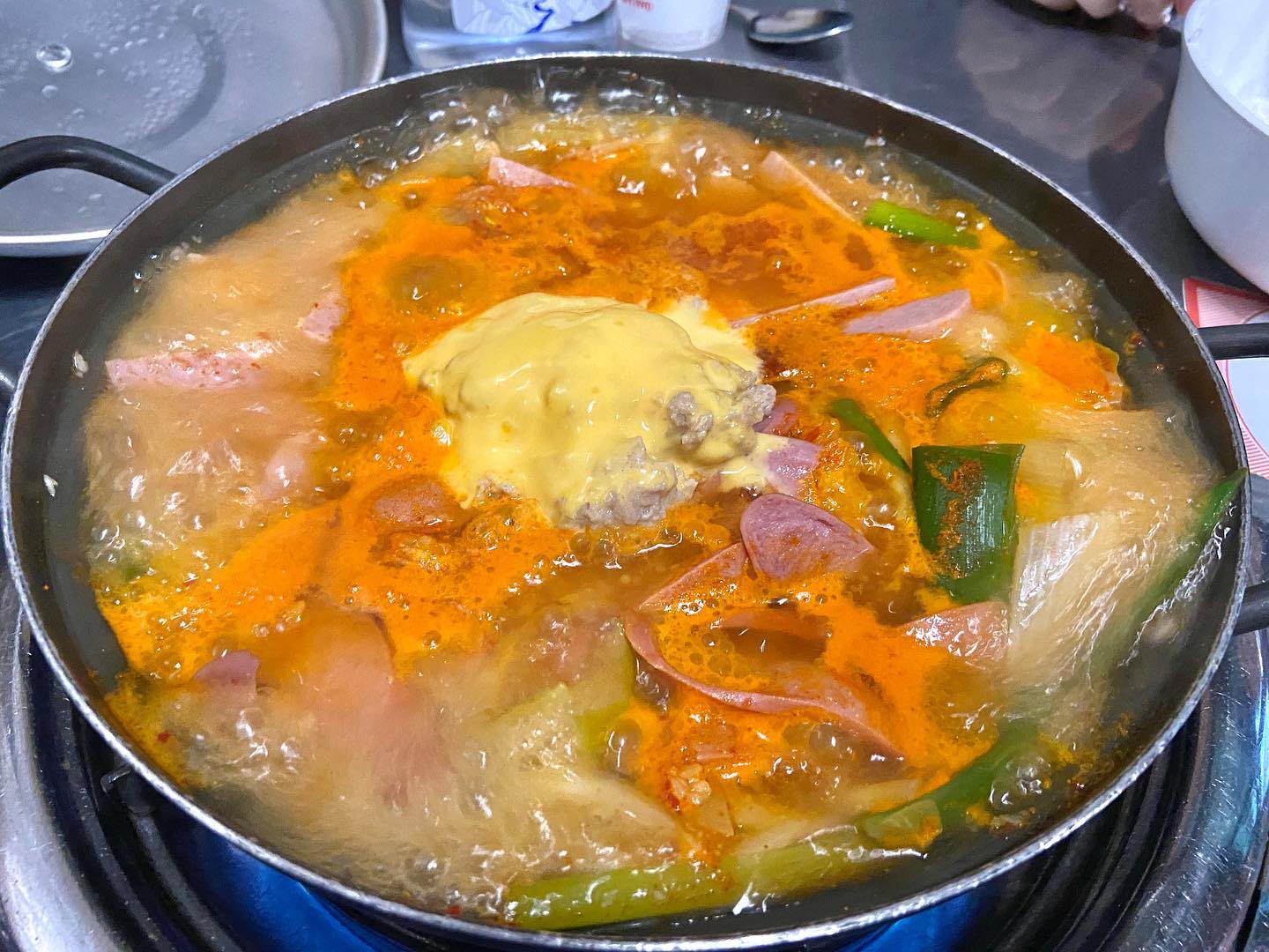 경아식당 본점 서울 강서구 마곡동에 방문하였습니다 !

눈도오고 추운 겨울이 되니까 뜨끈한 부대찌개가 생각나더라구요❤️ 우리 인님들은 추운 겨울 감기 조심하세요🥲

#발산 #마곡 소세지 짱짱 많은 부대찌개 생각난다면? 

📍발산역 2번 출구에서 가까이에 위치