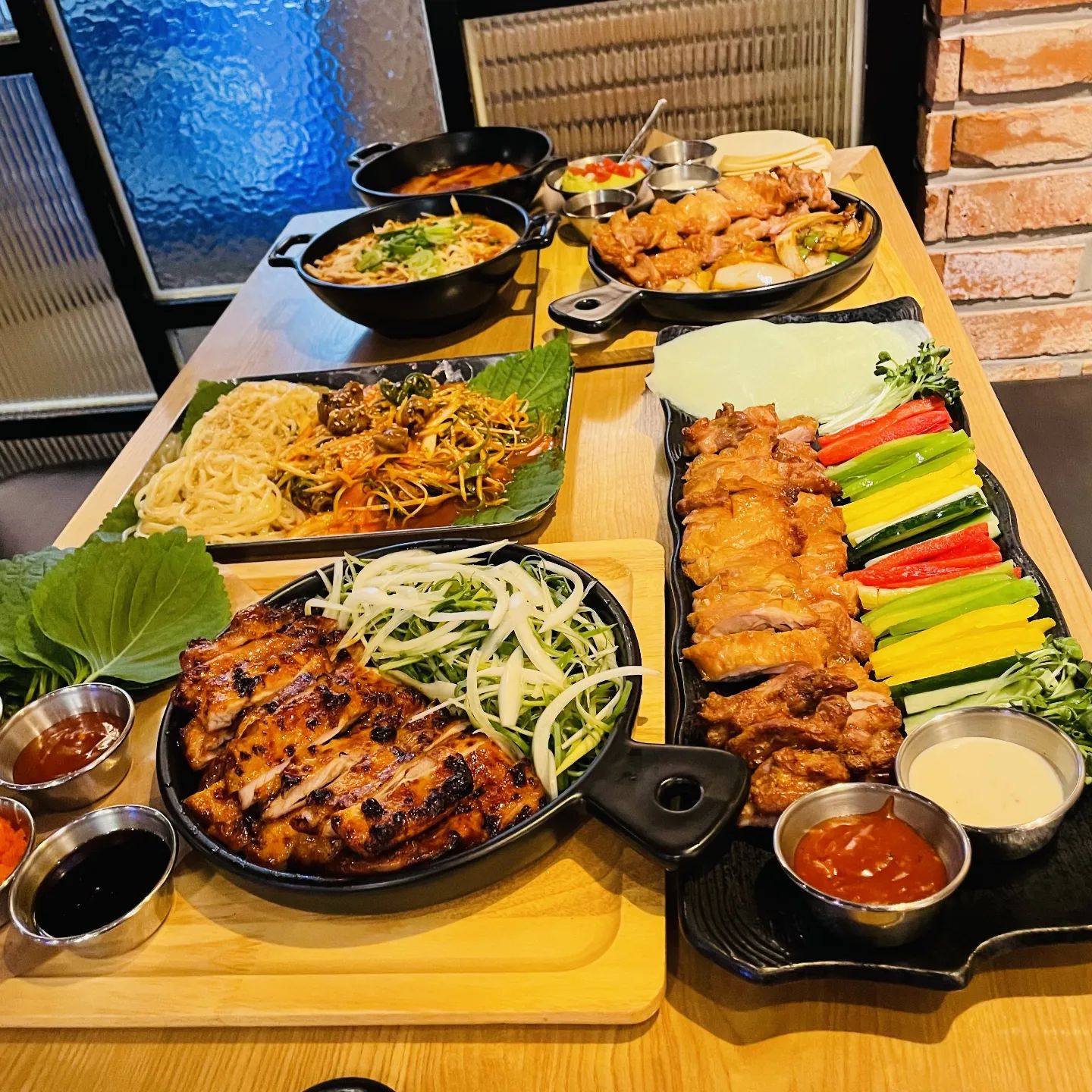 쌈에 싸먹는 치킨
누구나홀딱반한닭 쌈닭 메뉴 3종을 소개합니다!

⏩기본중에 기본 후레쉬쌈닭 !
순살치킨과 다양한 야채를 쌈무에!

⏩매콤 달달한 #바베큐쌈닭 !
매콤한 치킨순살과 날치알을 깻잎에! 

⏩멕시칸 스타일의 #쌈닭화히타 !
볶음야채와 치킨은 또띠아와 함께!

쌈닭과 함께먹기 좋은 사이드메뉴'S
누구나홀딱반한닭의 로제떡볶이까지 함께!

넓은 홀에서 단체주문? 회식? SSAP가능!!
지금바로 누구나홀딱반한닭으로 가보자구!

#치킨 #치킨맛집 #치킨메뉴추천 #회식메뉴추천
#연말회식 #연말모임 #연말파티 #송년회 #망년회
#회식장소추천 #회식메뉴 #회식메뉴추천 #모임장소 #모임장소추천
#연말파티음식 #송년회파티 #망년회파티 #연말파티🎉 #파티스타그램
#누구나홀딱반한닭 #시그니처메뉴 #퓨전요리 #쌈닭 #광고