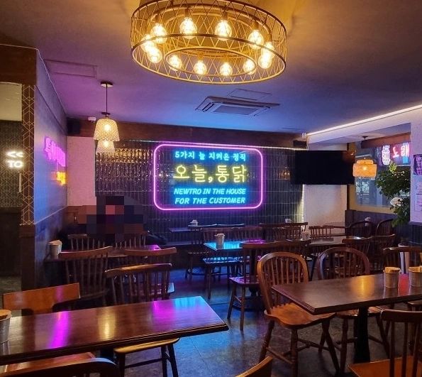 <수유맛집 1977 오늘통닭>

서울3대치킨으로 47년 전통에 치킨브랜드 
오늘통닭에서 너무 맛있게 먹고 왔는데요~

레트로 감성에 분위기도 이색적이고, 
메뉴도 다양하면서 무엇보다 치킨맛이 굿굿👍👍

수유맛집 찾는분들~ 치킨창업에 
관심있는 분들은 주목해주세용^-^♡

주문한메뉴는 1977 오늘통닭 L, 
콘치즈 폭탄 M, 뿌링뿌링 치킨 M, 
로제 떡볶이, 꿀맥주, 샹그리아♡ 🍷 🍾 🥂 

메뉴들도 많아 다양히 먹어봤는데 저는 특히 
1977 오늘통닭 부드럽게 바삭한 겉바속촉으로 
간이 살짝 되어있는데 완전 제 원픽메뉴♡

알쓰인데 꿀맥주 🍺 🍻  진짜 맛있으니 
꼭 드셔보세요! ^^(배달앱 주문도 가능)

---------------🍗🍗🍗🍗🍗🍗🍗-------------
.
.
.
.
.
#수유맛집#수유역송년회#치킨창업
#샵인샵#서울3대치킨#오늘통닭#수유치킨#수유모임