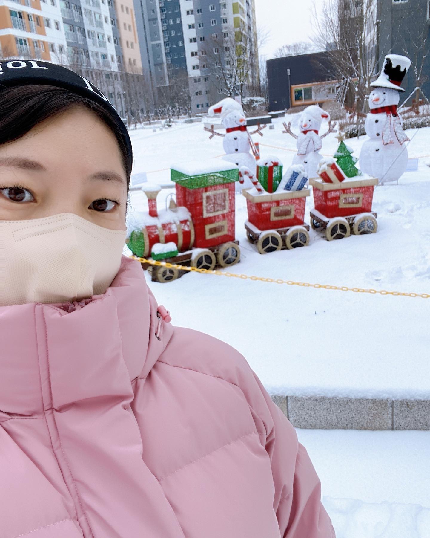 🌼

오랜만에 내 지분 ☺️
오랜만에 핑크핑크한 내 사진 ⭐️

눈이 한가득 내렸고 또 내리는 중이라
신난 엄마랑은 달리
눈은 그저 눈으로만 보고싶은 
까칠한 아들 😅
