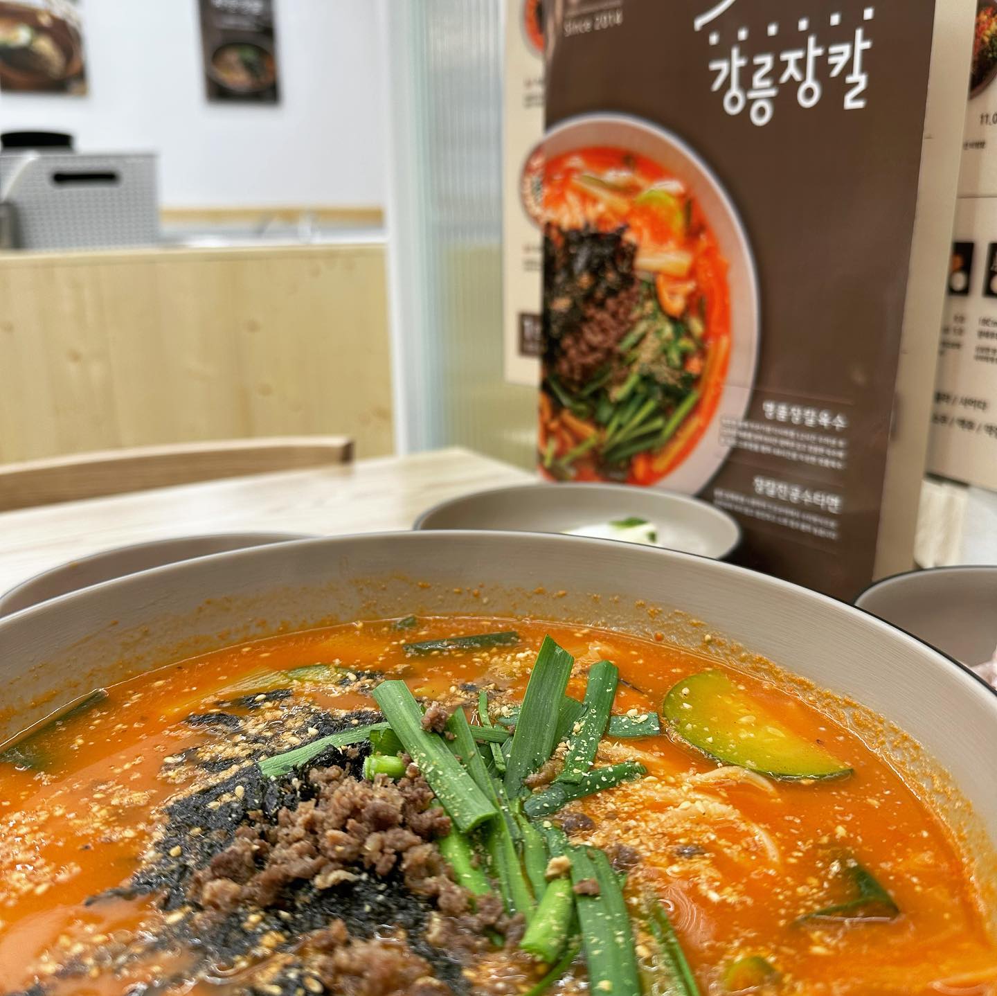 #협찬

🔶안녕하세요!
날도 추운 날에는 뜨끈한 국물을 쭉 들이켜는 상상을 하잖아요 🤤

🔶오늘은 정성이 담겨 진하고 얼큰한 국물이 일품인 강릉장칼 연신내점을 소개해 드릴까 하는데요!

🔶일단 먼저  말씀드리고 싶은 거는 음식점은 서비스와 청결이 우선이잖아요 사장님이 정말 친절하시고 가게 인테리어도 깔끔해서 밥 먹을 맛 났습니다. 합격! 

🔶저는 평소에 술도 좋아하는 편인데요 해장으로도 너무 좋을 거 같았어요 ㅠ 

🔶다양한 장칼국수에 메뉴가 있어서 다양한 연령층이 
호불호 없이 먹을 수 있을 거 같았어요 

또한 사이드 메뉴에서 만두 조합 빠질 수 없잖아요
그래서 저는 특별하게 메밀 전병을 혼내 줬습니다.

🔶국물이 진하고 맛있어서 밥 말아 먹는 걸 강추!👍🏻
공깃밥 무제한 제공이라서 든든하게 먹을 수 있습니다
전 너무 행복해서 배불러도 밥까지 말아 먹어버린 나는 돼지인가...

🔶여러분 저는 해장하러 조만간 갈 거 같아 저 만나면 모르는척해주세요 돼지처럼 먹고 있을 예정이라서 ..ㅎ 

🔶아무튼 오늘의 메뉴는 추워지는 겨울 뜨끈한 강릉장칼국수 연신내점에서 든든한 장칼국수는 어떤가요? 
🎄그럼 다들 해피 크리스마스 보내세요 ~

🕹️주소 - 서울 은평구 연서로 27길 8-7 1층
🕹️영업시간 - 오전 11시 ~ 오후 9시까지 (일요일 휴무)
🕹️포장, 배달, 매장 식사 가능 

#협찬 #강릉장칼연신내점 #장칼국수맛집 #강릉장칼국수맛집 #연신내맛집 #은평구맛집 #연신내술집 #연서시장맛집 #연신내밥집 #은평구가볼만한곳 #혼밥맛집 #갈현동맛집