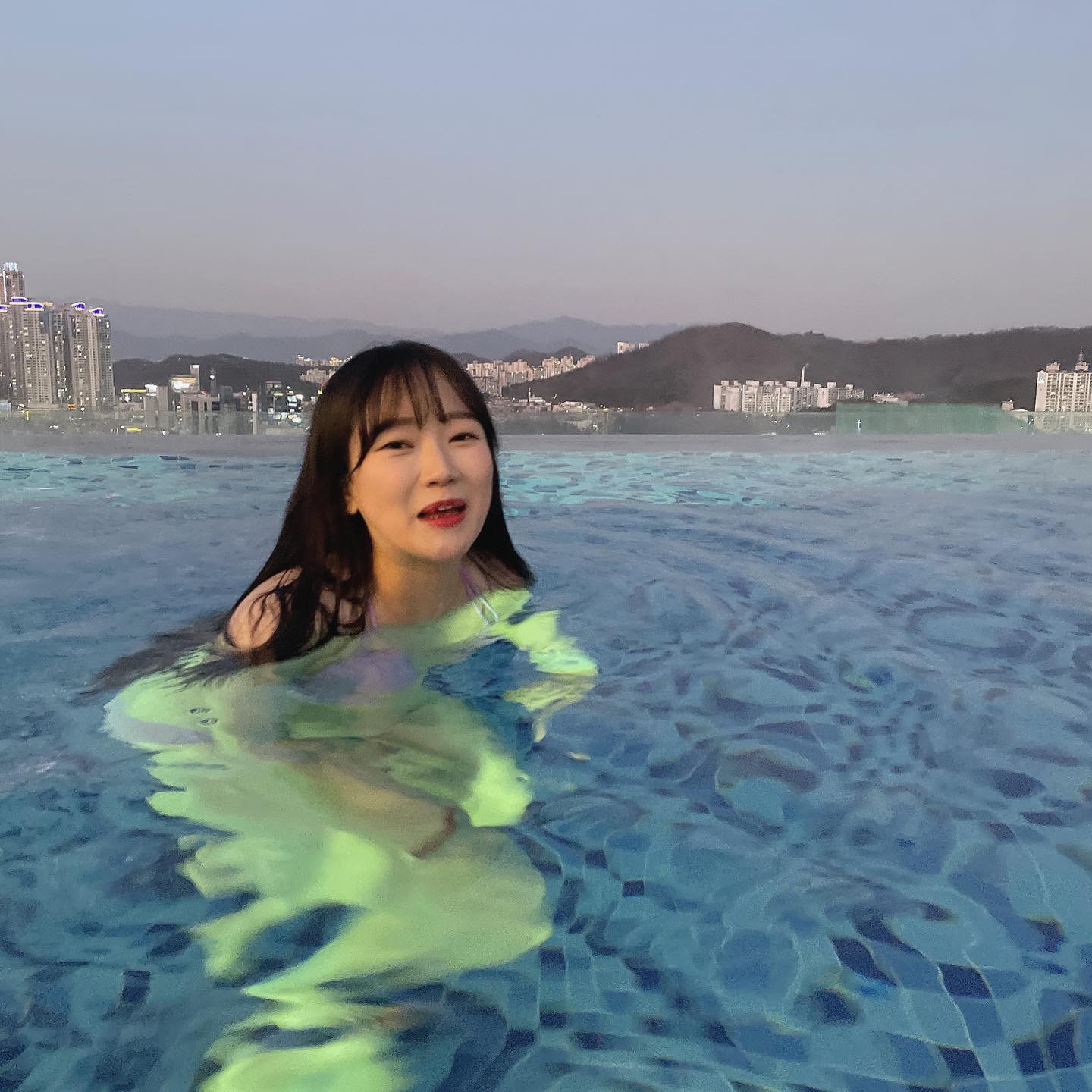 갬성 사진은 모르겠고, 즐거웠던 건 확실해보임👙

이번 여름, 자두 때문에 물놀이 한 번 제대로 못했는데!
수성못에서 그 한을 풀었다〰️🥹💙

그래도 자두 덕분에 강제 비키니행(?)도 당해보고
(추워서 목만 내놨지만ㅋㅋㅠ)
인피니티풀 왜 가는지 너무 알겠음...
ㅁㅓ랄까. .. 너무나 기분 좋은 물놀이야🏊🏻‍♀️💜

나중에 자두랑 초히랑 재신이랑 꼭 다시 가겠어✨

#호텔수성 #호텔수성루프탑 #호텔수성인피니티풀