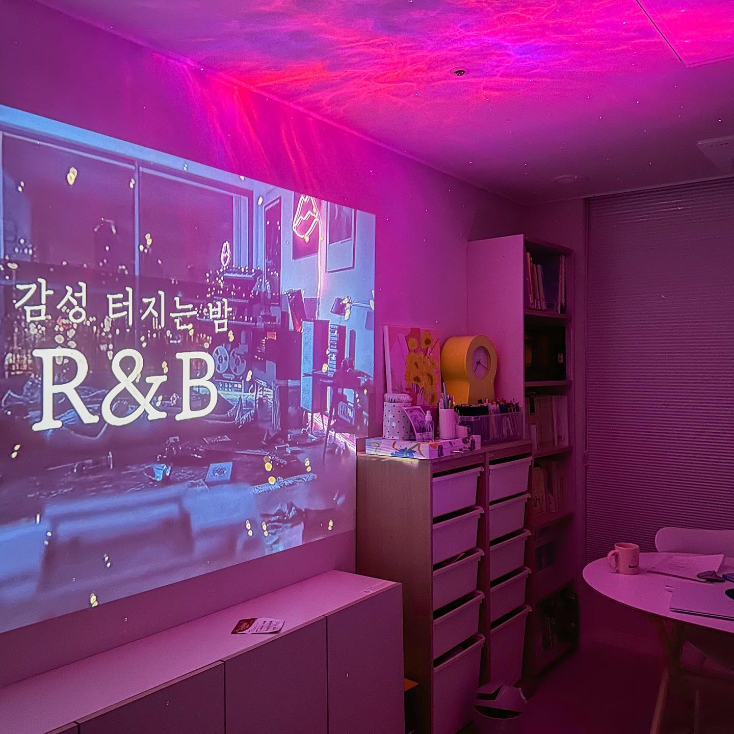 울 랑이 열두번째 생일선물은
신비로운 우주로의 여행 🥳
갖고 싶은게 없다해서 고르기가 더 힘들었던.
누워서 한참 보더니 
이제 매일 별을 볼 수 있어서 행복하다고
랑이 생일 축하해 👏
-
#생일선물 #우주인 #우주인무드등
#열두번째생일 #사랑하는딸
