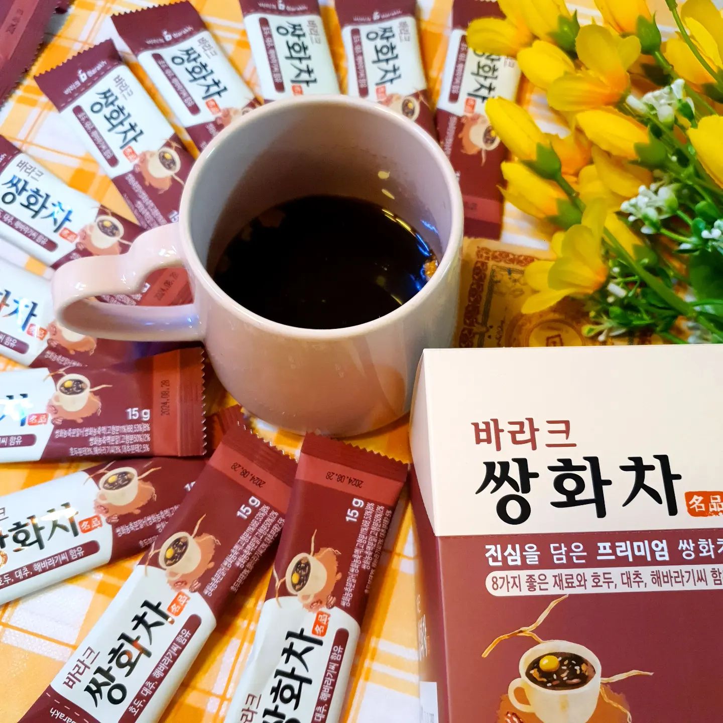 요즘 같이 추운 한파에는 역시 뜨끈뜨끈한 대추 쌍화차가 최고죠❤️
#협찬 #쌍화차 #바라크

나는 겨울이 되면 맨날 몸살과 감기를 달고 다녀서 추위를 이겨내기 위해 1일 1쌍화차를 마시는 편이다😋

그래서 파우치 같은 곳에 어디든 편하게 들고 다닐 수 없나 찾아보다가 발견한 제품인데🤗

스틱으로 되어있어 어디든 쏙쏙 들어가는 쌍화차에 뜨거운 물을 부어주자 아주 깊은 맛이 났는데 좋은 원료로 만들어서 그런지 맛이 진해서 너무 좋았다😘

또한 대추, 호두, 해바라기씨가 고명으로 올라가 있어서 씹히는 맛도 일품이다🙊

패키지도 굉장히 고급지고 HACCP 시설에서 안전하게 제작 되었으니 요즘 같이 추운 날 선물하면 참 따스한 선물이 될것 같다☺️

이거 올리고 또 마셔야겠다😉😉😉

💟 진심을 담은 프리미엄 쌍화차
💟 바라크
💟 네이버스토어

#업체로부터제공받은제품입니다
#건강차 #전통차 #한방차 #명절선물 #감기에좋은차 #차선물 #식품스타그램 #먹팔해요