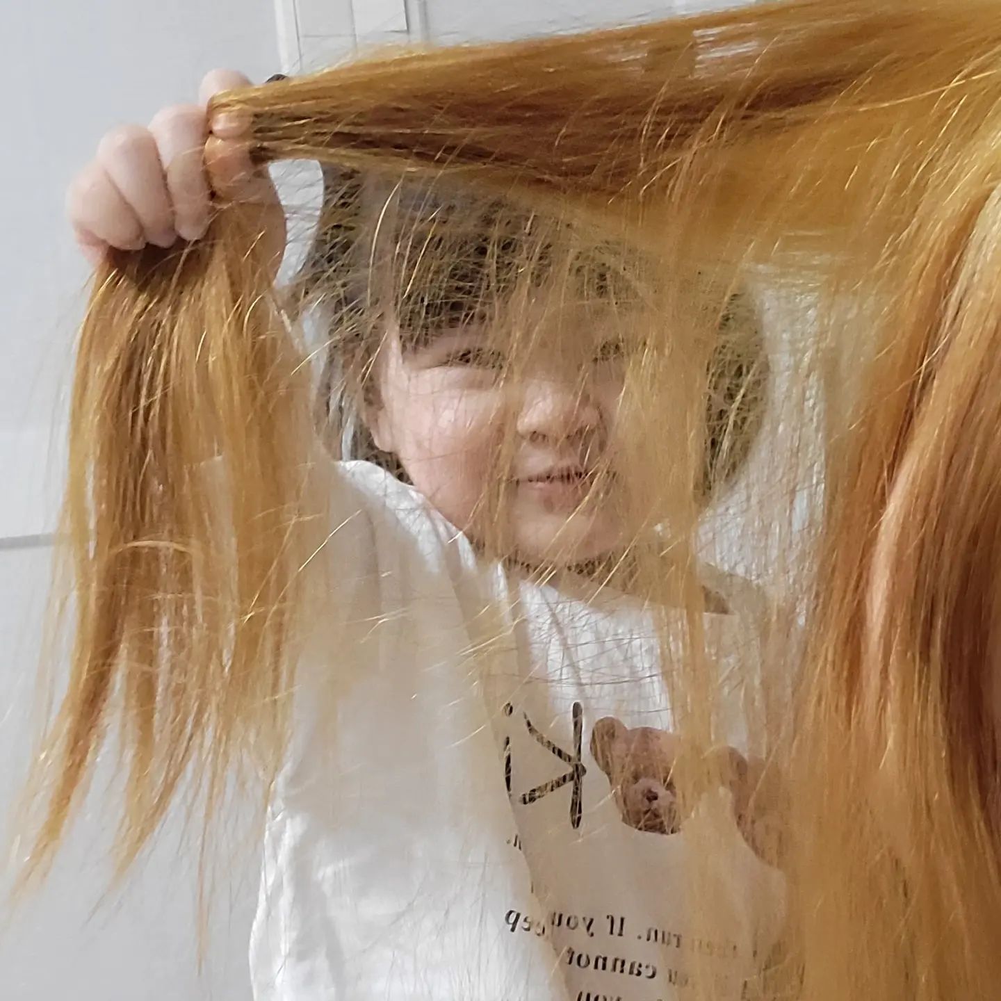 하원시간 다가와서 탈색까지만 하고 하원하러 갔더니 신기한지 머리카락으로 장난치는 하늘이