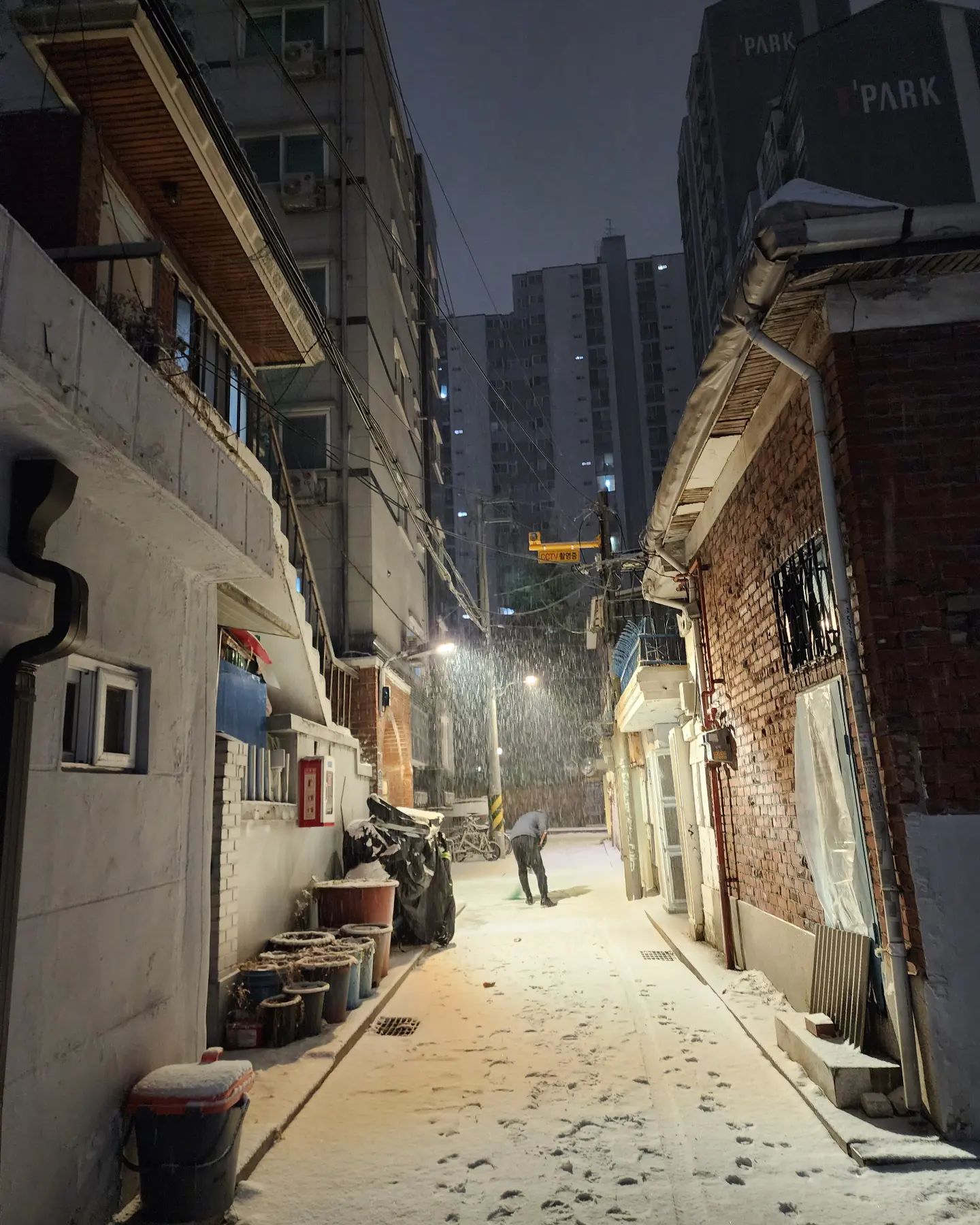 영화속 풍경처럼
눈내리는 출근길 행복하다.

고맙습니다 이런 평안함 주신 하나님께 
그리고 사진속 아저씨께^^