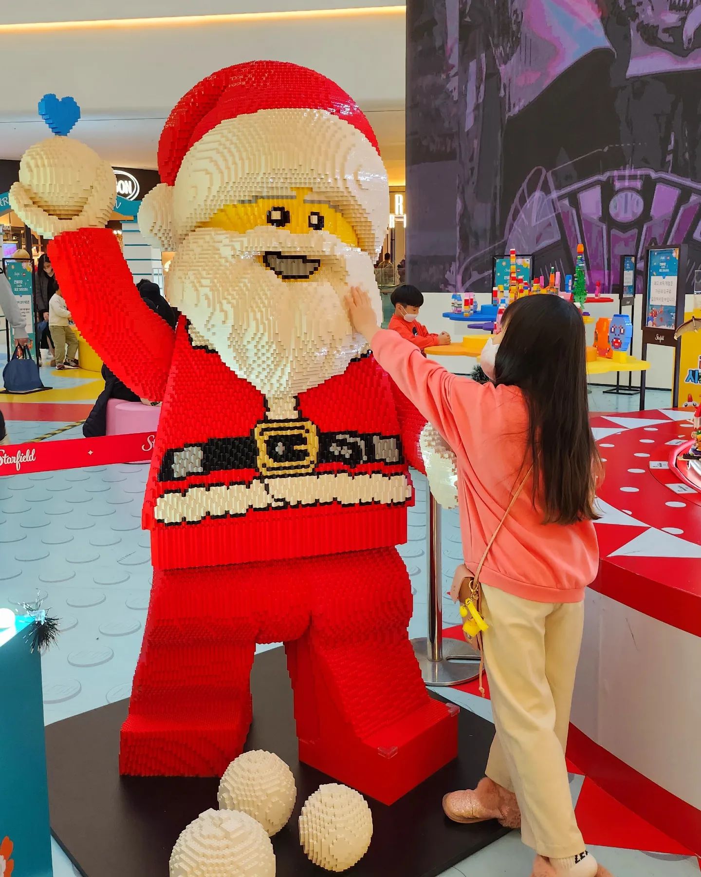 🎄
.
.
따니도 #안성스타필드 #레고트리 보고왔어요🤭 (레고트리보다는 레고산타에 더 관심많음)
.
.
3주전에....ㅋㅋㅋㅋㅋㅋㅋㅋ
다녀온건데 이제야 올리네용
.
벌써 이번주 크리스마스예요!
따니는 산타할아부지한테 받아야 된다고
큰 양말 준비해놨던데...😂
.
.
열심히 준비해봐야겠어용
인친님들도 미리 메리크리스마스!
.
.
.
#안성스타필드레고