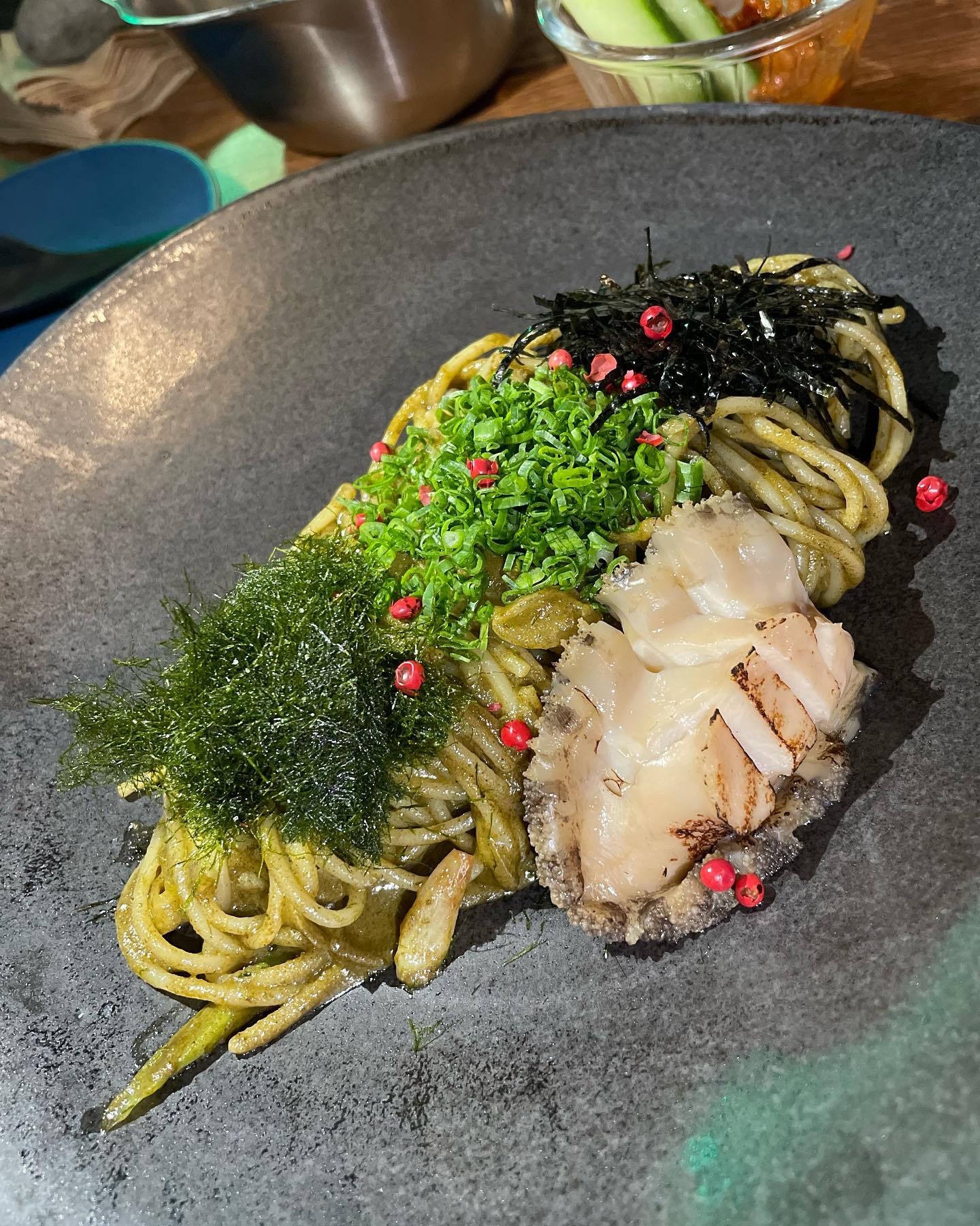 [분코 사당] 🦭
⠀
맞은편 카페에 있다가 우연히 발견 하게 된 이자카야였어요. 평일인데도 웨이팅 있어서 조금 기다렸어요. 직원들이 친절하시고 활기찬 분위기가 매장을 가득 채워서 좋았어요.
⠀
매뉴가 특별하고 모두 맛있어보였으며 먹느라 매장사진은 없는게 아쉬워요. 진짜 너무 맛있어요!!!!!
⠀
회에 완전 녹았찌,,
⠀
⠀
⠀