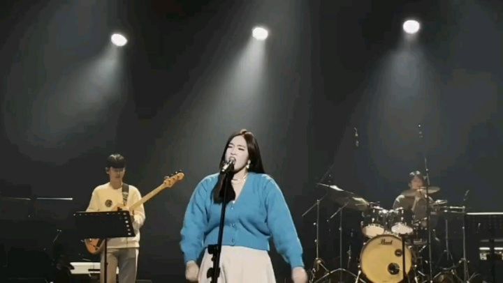💙나의 경희대 졸업공연💙

 🌍Micheal Jackson - Earth song🌍

공연 날 제일 노래도 잘되고 제스처고 잘된 날은 처음이야!!
전날까지만해도 사운드 체킹도 제대로 못하고 노래도 할말하않으로 나와서 아 몰랑~ 그냥 해부려~ 했지만!!

핀 조명 받자마자 제스처도 내 맘에 쏙 들었고 아쉬움 없는 공연이였다! 경희대에서의 마지막이 좋은 추억으로 남을 수 있어서 정말 다행이야💙💚

그만큼 우리 멋진 팀원들이 힘 써주고 잘해준 덕분이겠지?!💙💚
역시 최고의 세션팀!!! 반해버렸다잉!!ㅎㅎㅎ

#michealjackson #earthsong  #savethearth #경희대국제캠 #경희대학교 #경희대 #경희대학교예술디자인대학 #포스트모던음악학과 #earth #song #singer #vocal #vocalist #korean #가수지망생 #보컬 #보컬리스트 #연주 #마이클잭슨 #졸업공연 #졸업 #라이브 #live #오디션 #singing #concert #공연 #kyungheeuniversity #실용음악 #music