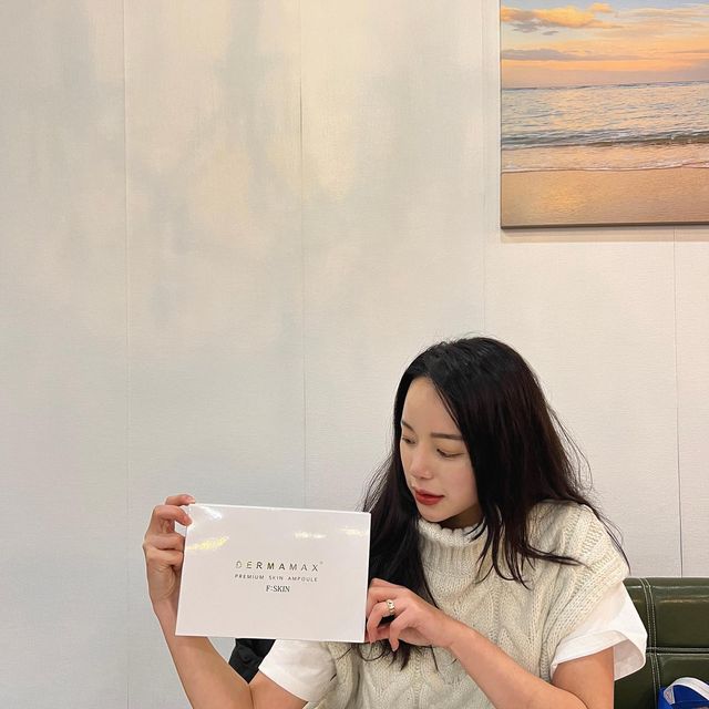 @w__onhee_ on Instagram: "#협찬#광고 요즘따라 여러 제품을 덧발라도 속건조 잡기가 어려워피부 장벽에 더욱 신경쓰고 있답니다 그 중 추천드리는 제품이 더마맥스 스킨앰플이에요! 맑고 건강한