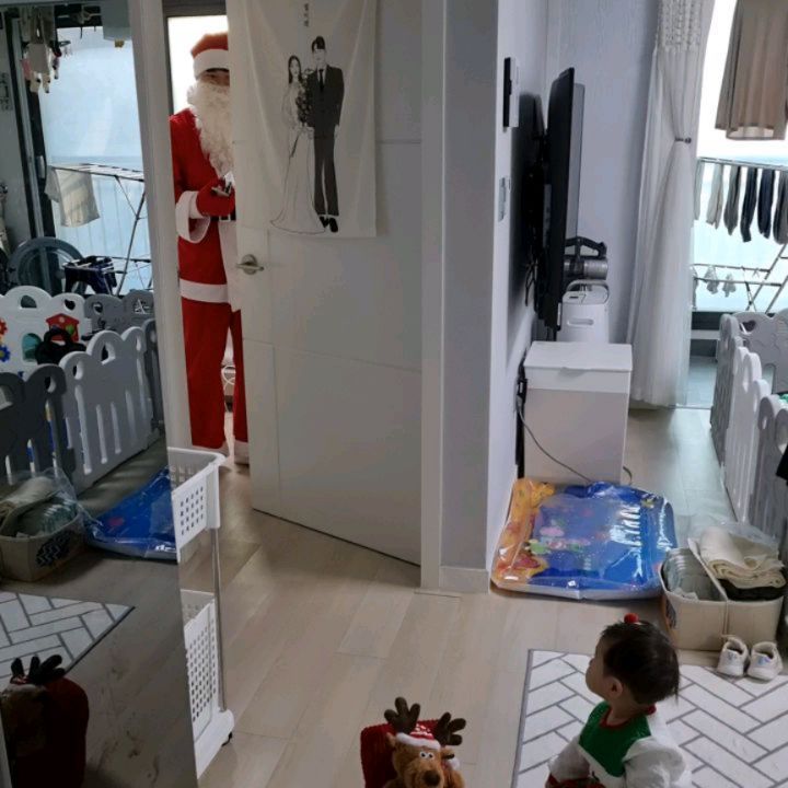 인생363일차

나뢋탱이아빤거다알아여.............장난사절..

울줄알았는데웃네..?울어야재밌지..
로탱이첫크리스마스축하해

#메리크리스마스 #크리스마스 #산타아빠