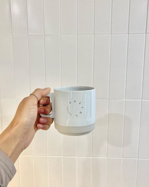 혜민스러운 하루들🌿 on Instagram: "🤍☕️🤍 올 겨울 파스텔의 다크나이트 드립백커피 덕분에 점심시간 이후에도 회사에서 안 졸고 근무 잘할 수 있었어요 파스텔 드립백커피 선물세트는