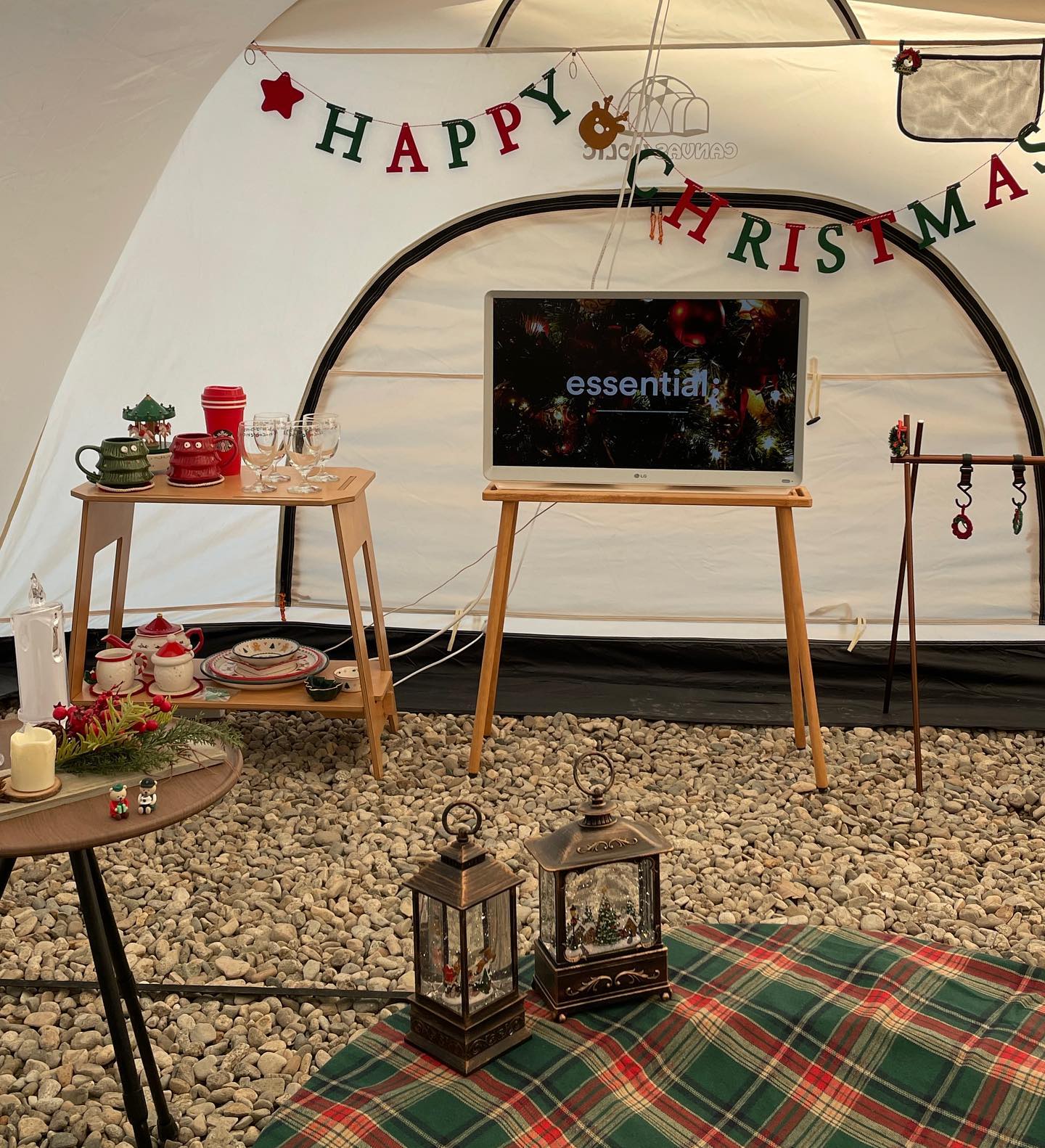 🎅🏻 𝑀𝑒𝑟𝑟𝑦 𝐶ℎ𝑟𝑖𝑠𝑡𝑚𝑎𝑠 🎅🏻

러비네 오랜만에 캠핑 다녀왔어요 🫶🏻

겨울엔 장박만 하다가 단박은 처음이라...𖤐 

클캠 기대반, 동계캠 걱정반으로 
가기전까지 넘 두근두근 했는데
역시나 넘 추웠지만 편의시설과 가까워서
생각보단 무사히 잘 다녀왔어요!
 
소소하지만 귀여웠던 러비네 크리스마스 ❤️💚