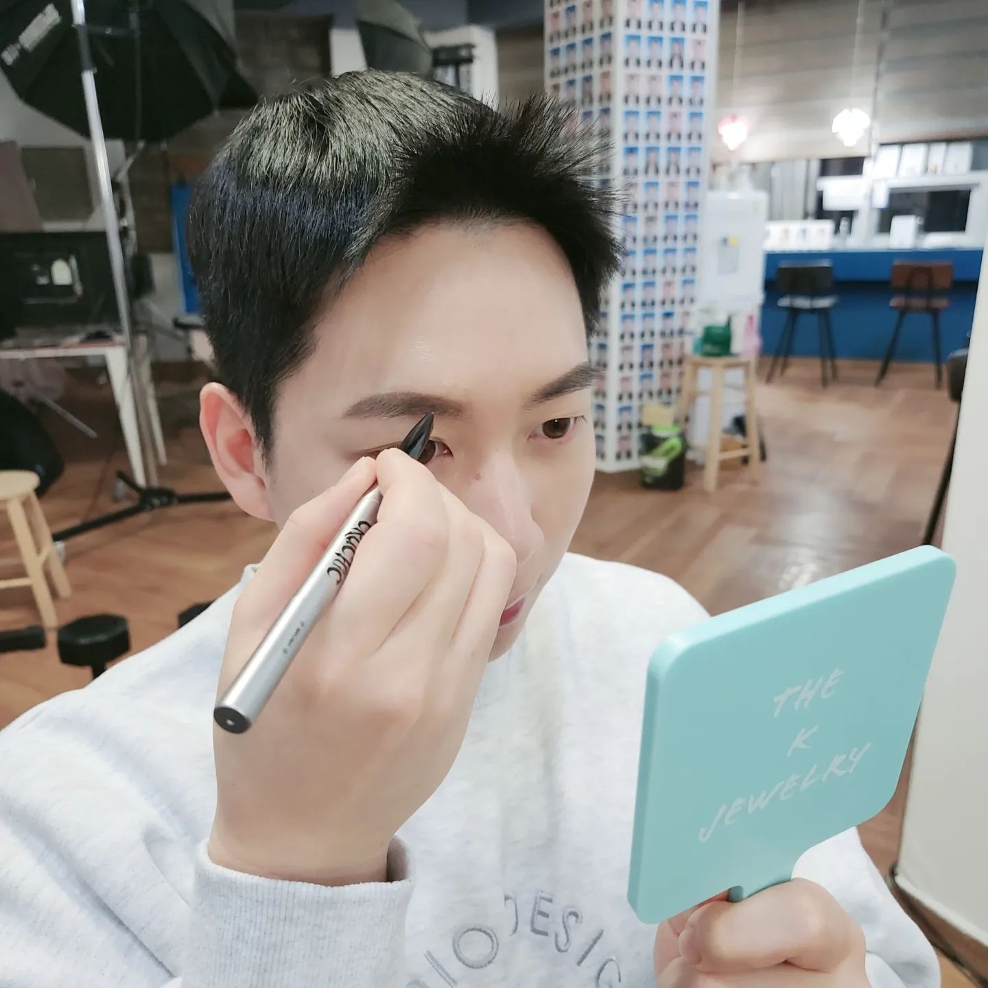 #협찬 [크러시크] 크러시크 멀티 브로우펜슬
.
전 매일 아침마다 눈썹을 그립니다
아무래도 매일마다 눈썹을 그리다 보니 진짜 편하게 잘 그려지는 펜슬을 찾게 되더라구요 이번에 협천받은 크러시크는 일단 발림성이 좋았습니다
보통 브로우펜슬은 잘 안그려지거나 아님 완전 잘 그려져서 짱구 되거나 이두가지인데 이 펜슬은 가이드라인을 잡을 수 있을정도로 자연스럽고 부드럽게 그려지더군요 그리고 ✔️사선 컷이라 라인을 잘 딸 수 있더라구요 ✔️파우더팁도 내장되 있어 사이사이 눈썹까지 꽉! 채울 수 있어 큰 장점이 되었습니다 그리고 무엇보다 실버타입이라 고급스럽고 다른 브로우보다 시크했습니다 이걸로 계속 쭉~ 사용 잘하고 있습니다👍
.
.
.
.
#협찬 #크러시크아이브로우 #남자아이브로우 #남자눈썹화장 #남자눈썹정리 #남자멀티브로우