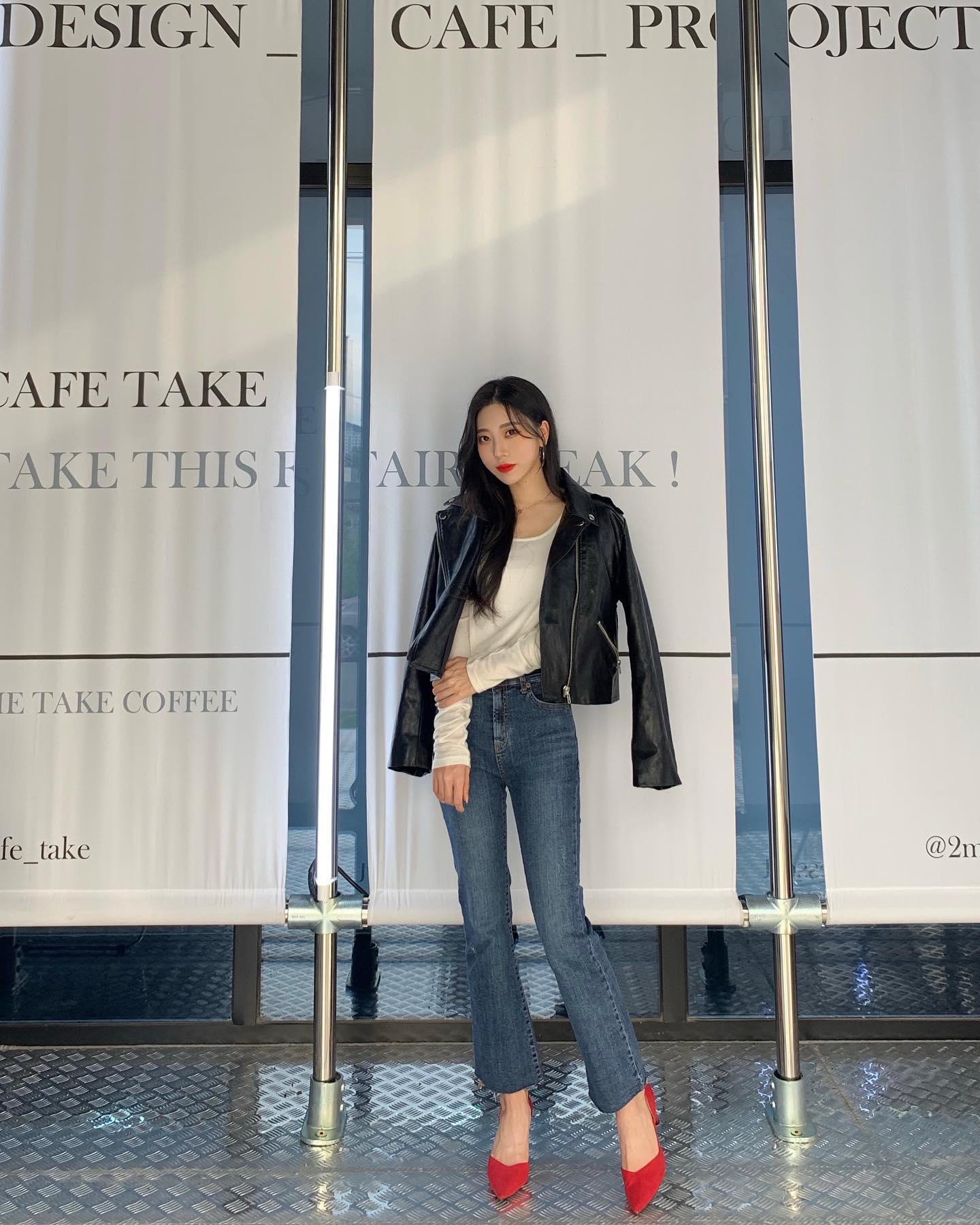  “#협찬 / 가을맞이룩🖤 흰티 + 청바지 + 라이더자켓 = 3박자 완벽👏 흠 잡을것 없이 너무 예쁘고 완벽한💯 모두 다 내스타일 >_< - 티는 약간 시스루에 소매가 길어서 여리여리한 느낌이 나고 어디에나 무난하게 입을 수 있는 기본템. -…”