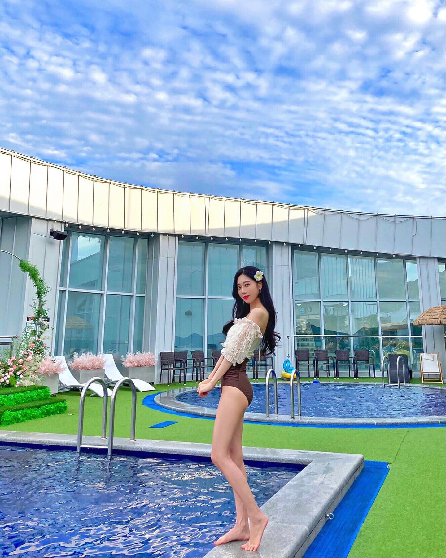  “#여수베네치아호텔 #호텔협찬 최근에 다녀온 여수 호캉스🌊 저는 [ 루프탑풀패키지 ] 이용했어요~ 물이 무서워서 수영장을 잘 안가는 편인데 온수풀이라 한번 이용해봤어요 ๑˘ꇴ˘๑ 따땃하니 너무 좋더라구용🙈 이날 날씨도 좋아서 그런지 기분이…”