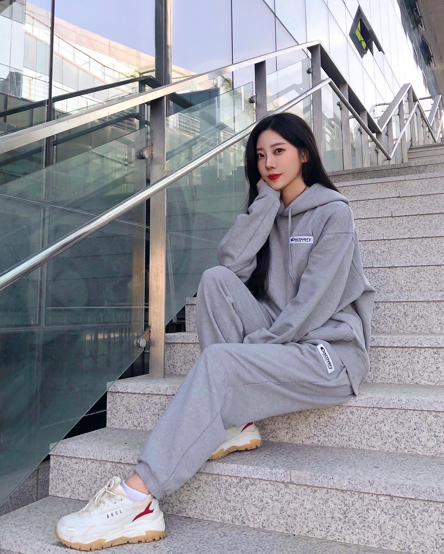  “#광고 #디스커버리 산책할때 입기 좋은 트레이닝복 셋업💚 오버핏에 세트여서 귀여움 +1 증가~! 기능성 소재로 핏이 탄탄하고 세트라 편해용 전 세트를 좋아하는 편입니닷 >_< 평소에 슬림한 트레이닝복만 입어서 이런 오버핏의 옷을 입으면 어색해…”