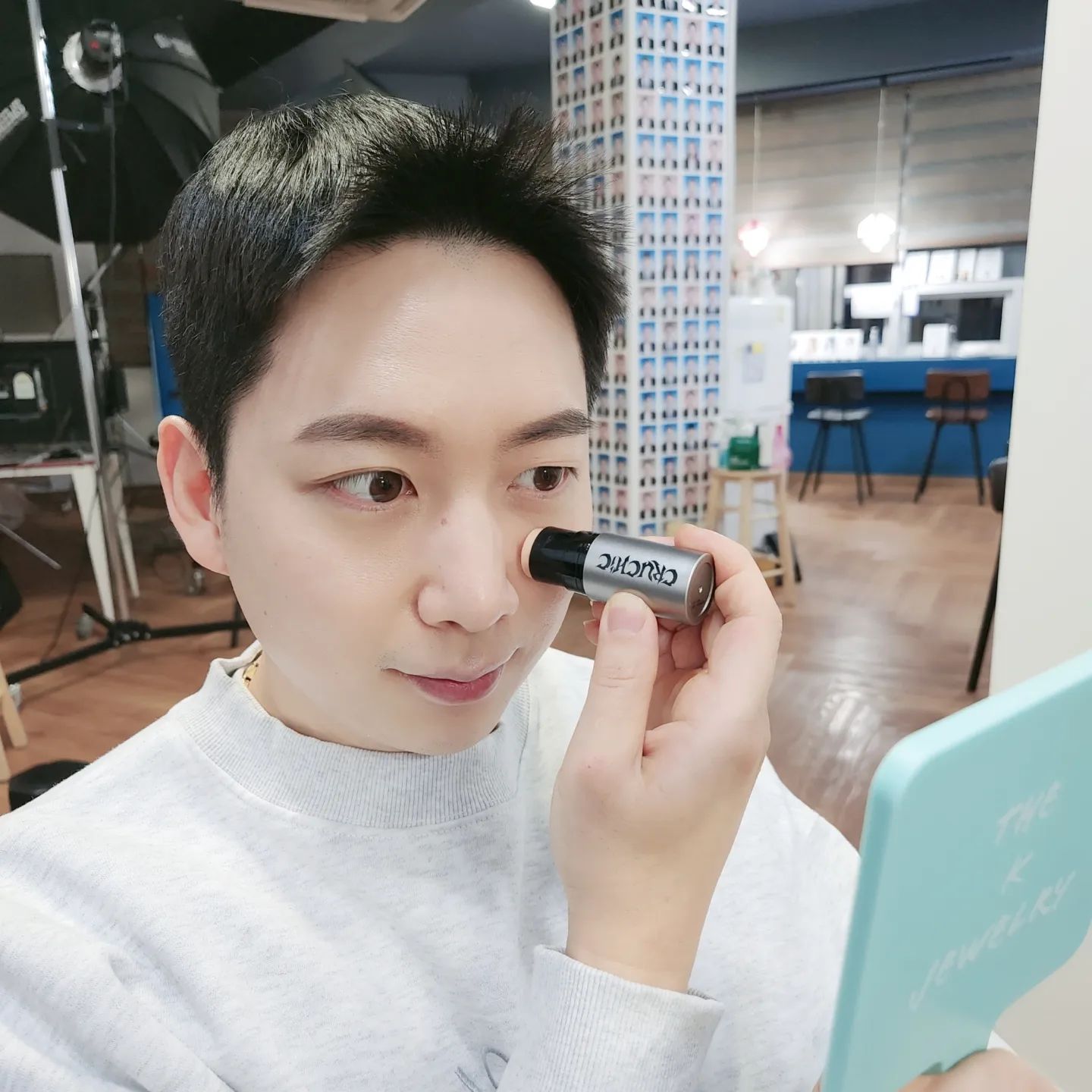 #협찬 [크러시크] 크러시크 스타일링 밤
.
간편하게 휴대하기 부담없는 사이즈 👉스타일링 밤
저도 협찬받고 이런 밤이 있는거 첨 알았습니다
어디에 쓰는건가? 했더니 작은데 쓰임새가 엄청 많더라구요 
일단 ▪️썬기능도 있고 ▪️미백과 주름개선 기능도 있었습니다 무엇보다 전 매일 비비를 바르는데 날씨가 건조하다보니 그냥 비비 바르면 살짝 들뜨는 현상이 생기는데 그럴때 좋더라구요 비비 바르기전 밤을 먼저 건조한 부위에 바르니 엄청 촉촉해졌습니다 그리고 ✔️부시시한 눈썹과 구렛나루에 픽싱밤으로도 사용 가능하고 하네요👍😁
.
.
.
.
#협찬 #크러시크스타일링밤 #크러시크멀티밤 #남자멀티밤 #남자선스틱 #남자올인원밤 #픽싱밤