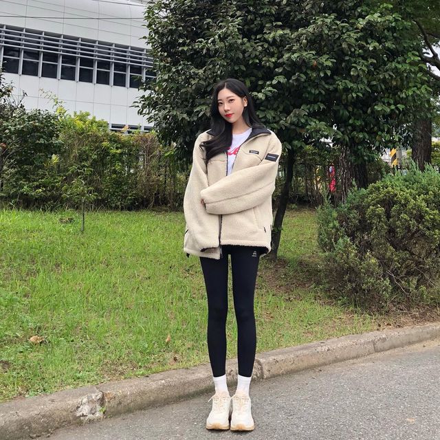 🇰🇷은 비 ( Eun Bi / 26 ) on Instagram: "#광고 @covernat_ 어느색이 더 잘어울리나용?🙈 아우터 하나로 두가지 스타일링 코디가 가능한 커버낫 리버시블 후리스 집업! 하나로 두가지 느낌을