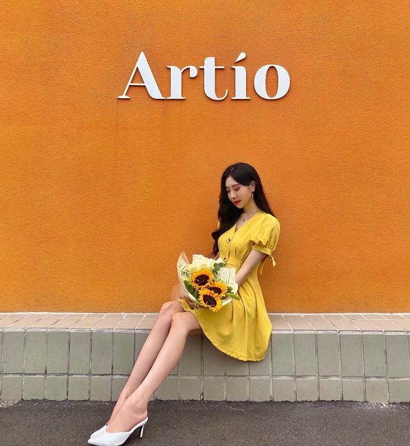 🇰🇷은 비 ( Eun Bi / 26 ) on Instagram: "포토존에서 사진 찍는데 기다리시는 다른 분들께서 예쁘다고 칭찬해주셨던🙈 찍고나서 보니 벽색이랑 코디랑 꽃이랑 모든게 찰떡🧡"