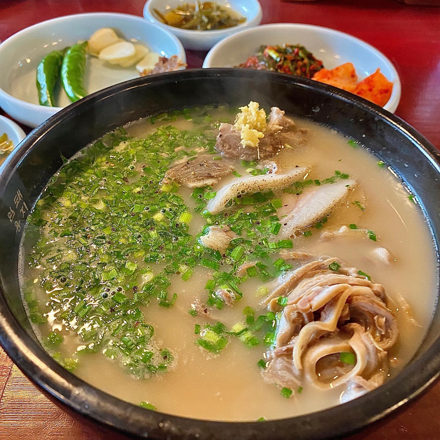 #빵미먹부림 
<#엄용백돼지국밥>_부산 수영

해장하러 갔던 돼지국밥집,,, 알고 보니 엄청난 맛집이었다,,, 

✔️밀양식 돼지국밥
사골을 끓여 내서 진한 게 특징인 밀양식 돼지국밥! 여러 종류의 고기가 들어있었는데 맛집답게 잡내는 전혀 없었고 매우 부드러웠음. 중간중간 나는 생강 향이 다른 국밥집과의 차별점 같다. 찬으로 나온 채 썬 고추 장아찌가 별미였음.

🍴 부산 수영구 수영로680번길 39

#엄용백돼지국밥수영점#국밥맛집#부산국밥맛집#수영구돼지국밥#밀양식돼지국밥