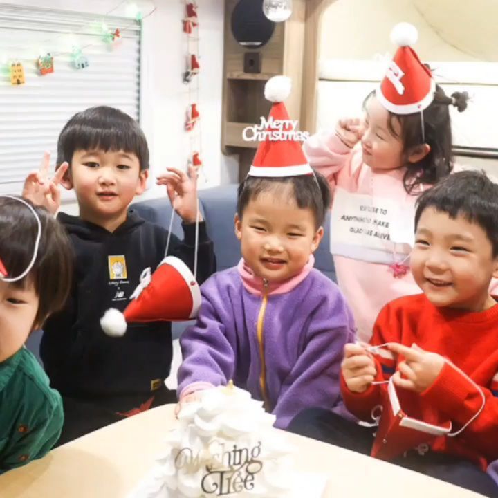 2022년의 크리스마스🎄
좋아하는 친구들이랑 캠핑카파티
산타 선물도받고 최고였다

어른되고서 느낀 오랜만의 크리스마스분위기.
어렸을때 엄마아빠가 만들어주는거구나?
또 배우는 이번 성탄절이었다
엄마아빠가 더 잘할게♥️
메리메리크리스마스
