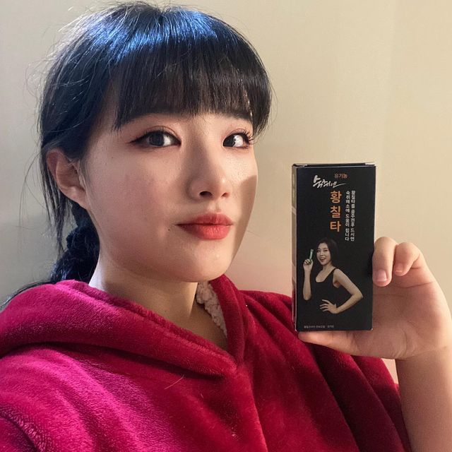 도갱 / 추억저장소 / 뉴질랜드🇳🇿 / 일상 / 여행 on Instagram: "일단 먼저 광고주님께 죄송할따름입니다..이 황칠코리아  숙취해소제 때문에 술을 죽도록 퍼 마시느라 조금 늦게올려서요🥹🥕
어찌이리 목 넘김도 좋고 쓴 맛 을 다 잡아주는 제품을 만들어주셨는지ㅠㅜㅜ진짜 숙취해소가 뭐에욤?싶을정도로 마시고 있어요😘
부모님께도 추천해드렸는데 먼저 1포를 소주에 타는 숙취해소제여서 신기하다는 점 과 목 넘김이 너무 좋고 알콜향이 안난다고 칭찬이 자자해서 저가 다 뿌듯할지경..물에도 타 먹을수 있어서 타 먹어봤는데 저는 소주에 타먹는게 개인적으로 더 맛있는더 같더라구요!😳
황칠나무가 나무계에 인삼이라고 들었는데 소주에 막 먹었는데도 몸이 건강해지는 느낌은 기분 탓 이겠죠? ͡° ͜ʖ ͡°  ͡~ ͜ʖ ͡°  

*아직 저는 해보지 못했는데 안주 요리할때도 1포 넣어서 요리하면 잡내에도 효과적이고 숙취에도 효과적이라네용 !̤̻ !너무너무 강추 합니다*

사장님 만수무강 하시고 많이많이 팔아주세요..💜

@hwangchil_korea 

#광고#협찬#숙취해소제#숙취해소법#숙취해소#소주숙취해소제#음주후숙취해소제#숙취해소제추천#소주에타머는숙취해소제#숙취해소제소주#음주전숙취해소제#숙취해소제언제#황칠타#황칠코리아#인삼나무#숙취제"