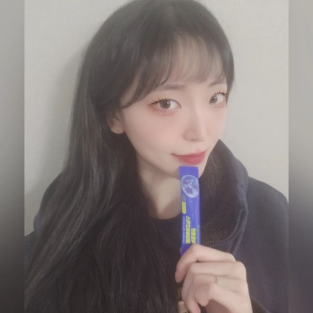 유지원 on Instagram: "#광고 #협찬 #락토페린#유산균#락토페린유산균#유산균추천#유산균다이어트#다이어트유산균#유산균아연#유산균파우더#유산균사균체#모유유산균#5세대유산균#메타바이오틱스#락토페린메타바이오틱스 

[제품 소개]

순도 97.4% 뉴질랜드 락토페린 함유
5세대 유산균 메타바이오틱스 (대사산물+사균체 함유)
19종 혼합 유산균 30억 투입
모유유래유산균, 프롤린 함유
비타민5종 함유
아연, 판토텐산칼슘, 유청칼슘, 유청칼슘, 초유분말 함유
하루 1포, 맛있는 밀크맛

1.락토페린 + 5세대 유산균을 1포에 섭취

2.5세대 유산균 메타바이오틱스

3.모유유래유산균, 프롤린, 비타민 등 꼼꼼한 부원료 함유

4. < 락토페린의 효능 >
면역 조절 효과 (감염증 예방 및 알레르기 예방 효과)
항균, 항 바이러스 효과
비피더스균 생장 촉진 효과
철분 흡수 조절 효과
항산화 효과
내장 지방 저감 효과

5.  1세대 - 프로바이오틱스(유산균)
 2세대 - 프리바이오틱스(유산균의 먹이)
 3세대 - 신 바이오틱스 (유산균 + 유산균의먹이)
 4세대 - 포스트방이오틱스 (유산균의 대사물질)
 5세대 - 파라바이오틱스 (유산균의 사균) 

♡♡♡<<5세대 유산균의 차별화된 장점!! >>♡♡♡

과민성대장증후군과 같은 장 질환에 파라바이오틱스, 즉 유산균 사균체를 적용해 증상을 개선할 수 있다. 

혈중 코르티코스테론 및 염증성 사이토카인의 수치가 낮아지는 등 개선 효과

5세대 유산균은 기존 프로바이오틱스 유산균의 유해균을 몰아내는 형태와는 달리

복용 즉시 유해균을 사멸시킴.

​
그리고 위산의 영향을 받지 않아서 장까지 소멸되지 않고 보다 쉽게 도달함.

그리고 열과 습도에 강해 실온보관이 가능함."