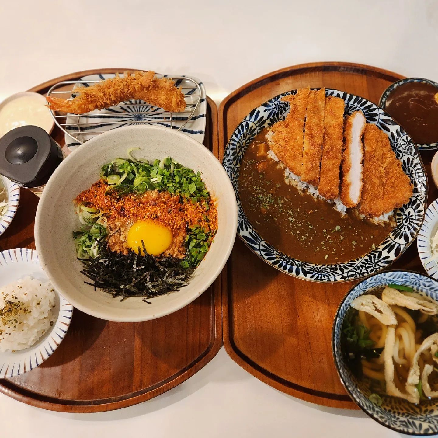 #체험단 #백소정  ❛ ڡ ❛ 
#백소정망우역점

✔️마제소바+에비텐 ₩12.5
✔️머쉬룸포크카레+돈카츠 ₩13.9

마제소바와 카츠 맛집으로 소문난 백소정에서 클쓰마쓰 데이뚜 ◡̈🎄

#마제소바 는 1/3 정도 먹다가 나머지는 다시마 식초를 넣고 먹어보라고 적혀있어서 따라 먹어봤는데 감칠맛이 확 살면서 맛이 업그레이드 되더라구요
남은양념엔 역시 밥을 비비는게 국룰이죠? 말하지않아도 알아요🎵 첨부터 밥이 같이 나오는게 넘 조았어요 ㅋㅋ
세트에 큼지막한 새우튀김 한마리도 포함인데요 1인 1에비 해야되는 맛이니 인원수만큼 추가주문하시는걸 추천합니다!!

카레는 담백하고 부드러운 맛으로 향과 맛이 좀 연한? 편이었는데 개취로 이런 카레 좋아해서 맛있게 먹었어요 : ) 감자랑 고기도 듬뿍 들어있고 위에 올라간 돈카츠도 두툼해서 씹는맛이 좋았답니다❤️

후식으로 연유뿌린 쫀득달달한 치즈떡구이 두알씩 야무지게 먹고 끝><

#소바맛집 #모밀맛집 #돈카츠맛집 #돈가스맛집 #돈까스맛집 #치즈카츠맛집 #마제소바맛집 #카레맛집 #맛집추천 #맛스타그램 #마제소바 #카라이마제소바
