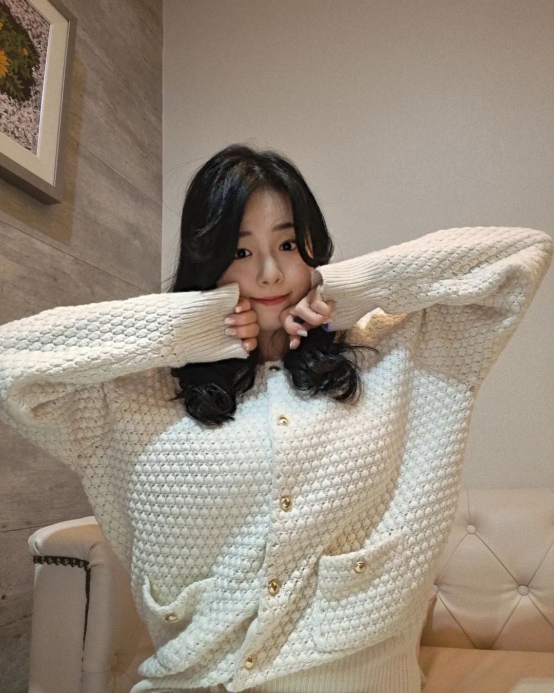연말룩은 정말 하나하나 다 예뻐서
입을 때마다 기분이 좋아져요🤍

피드 속 니트는 nonlocal_official 
이벤트 당첨으로 받은 제품🐰 

#논로컬 #니트가디건 #꽈배기가디건
#니트가디건코디 #꽈배기니트
#니트코디룩 #가디건코디룩 #여친룩
#연말네일 #글리터네일 #화이트니트
#연말룩추천 #연말룩코디 #폭닥폭닥