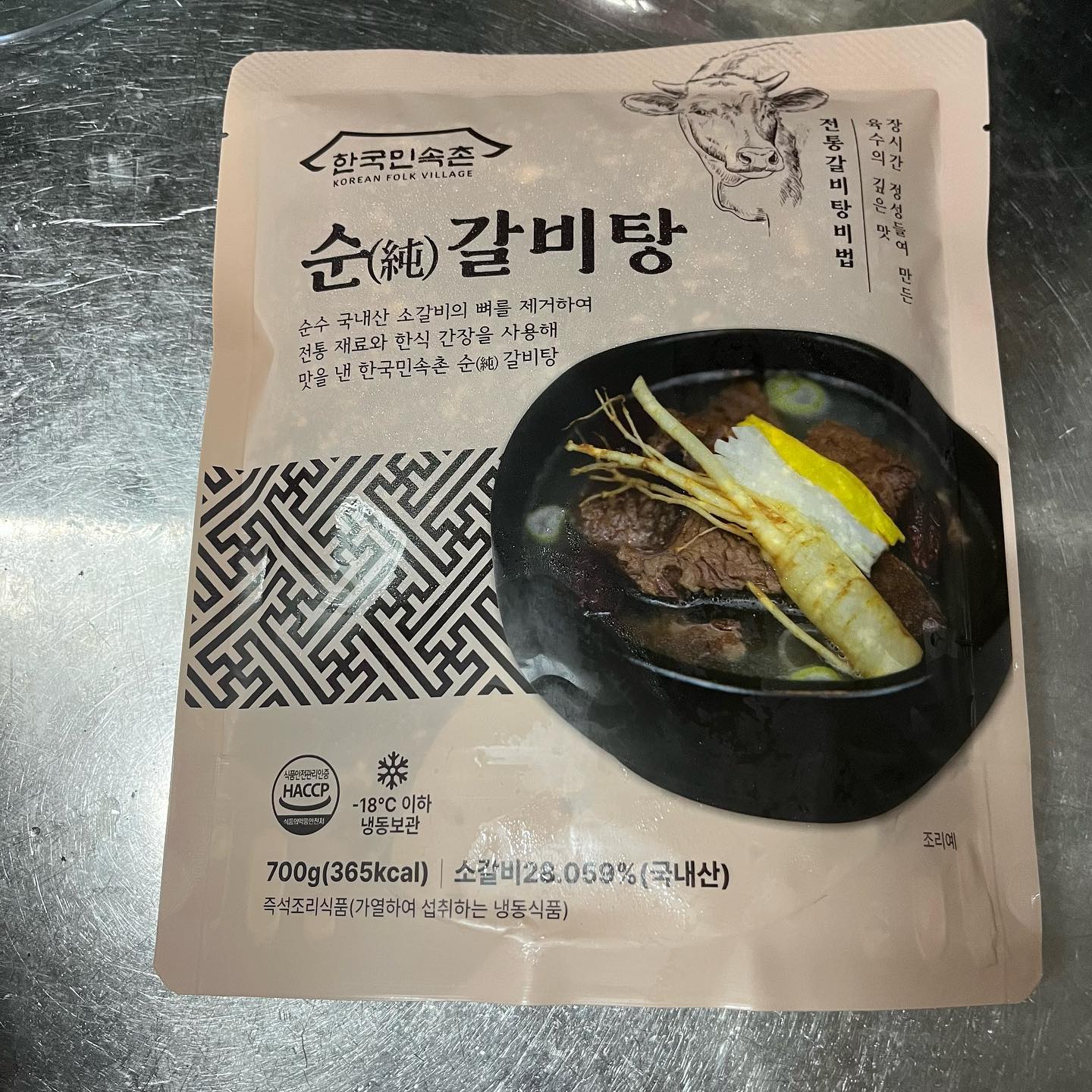 #할인구매 koreanfolkvillage #한국민속촌 순갈비탕 #갈비탕
.
갈비탕 가끔 먹고는 하는데 한국민속촌 갈비탕 간도 적당하고 고기도 큼직하게 몇개 들어있어서 너무 맛있게 먹었어요! 즉석식품이 보통 간이 안맞는 경우가 있는데 이번 순갈비탕은 딱 한국인 평균 입맛인것 같아요 ㅎㅎ 다음에 또 먹고싶은 맛이네요!
.
#전통식품 #순갈비탕 #국내산소갈비 #건강한 #푸짐한