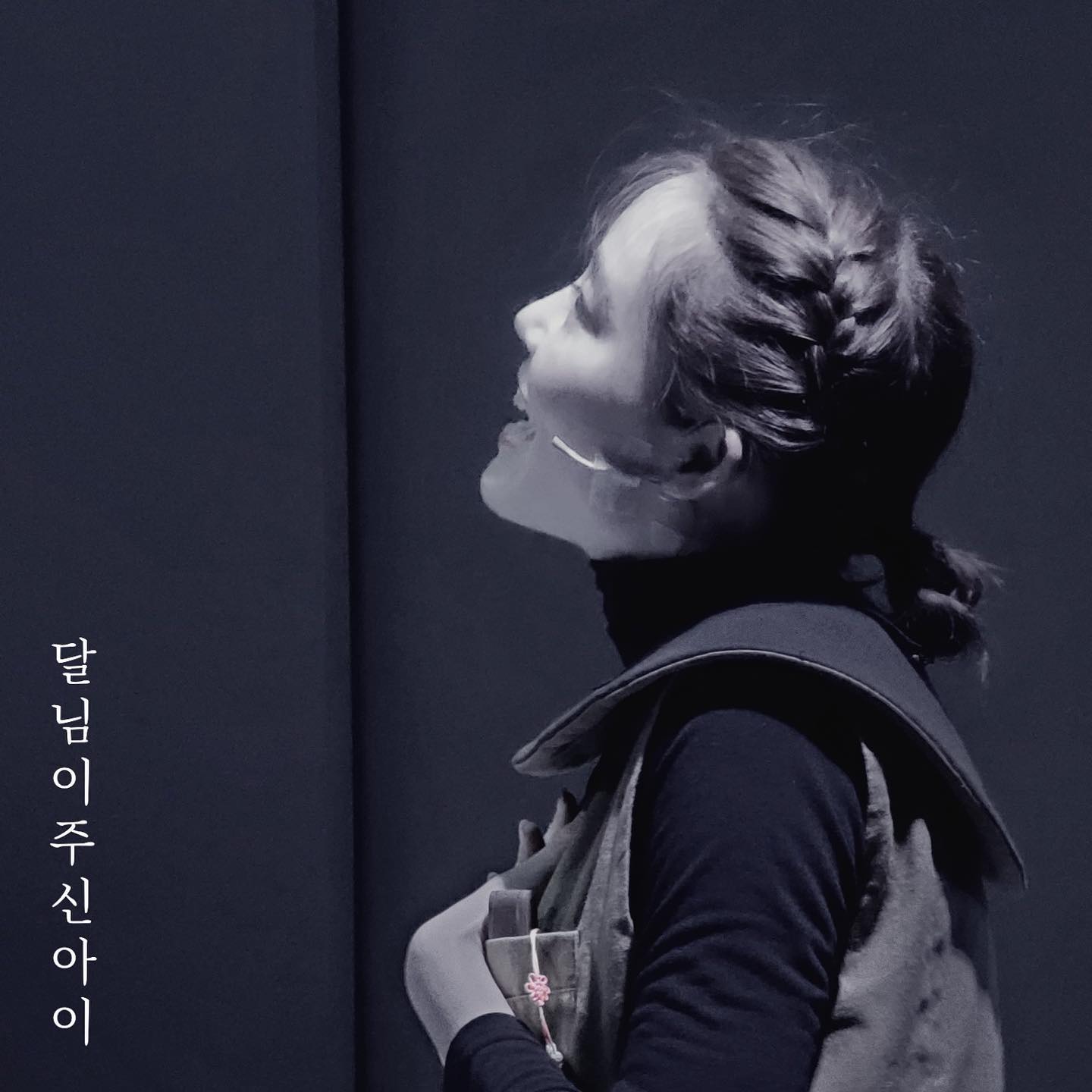 “난 너를 잊지않아.” -바리데기-

2022년 연말을 너무나 따듯한 창작 뮤지컬 <달님이주신아이>로 마무리 할 수 있음에 너무 행복하고 감사합니다.

너무 소중한 시간을 함께 해주시고 잊지못할 선물을 주셔서,
함께할 수 있음에 고맙습니다.🫠🫶

공연을 보러 와 주신 모든 분들
귀한 발걸음 주셔서 진심으로 감사드립니다.
더 좋은 배우가 되어 보답드릴게요🙏

Thanks to🤍🙌🙏 : 
playfactory_h17 성연연출님
min_chanhong  찬홍작곡가님
_nomore_pain_ 소영작가님
ye_rin_leee 예린 음악감독님
ssuguree 승훈안무감독님
pm_ju_1002 미주조연출님
kyoon1017 기윤언니
hello____strangerrr 새롬언니
kang_nari420 나리언니
kweon_king 인권오빠
jun_siki 준식오빠
hana_parkk 하나언니
bamgutso 정민오빠
s.yeon__j 상연오빠
play_factory_for_y.a  창작꿈터놀이터 
@김휘수조명감독님
@박민희음향감독님

#뮤지컬 #달님이주신아이 #바리데기 와 #동이 #이야기