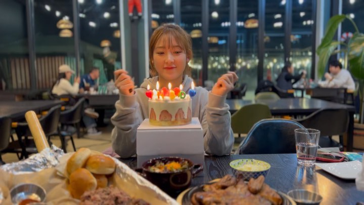 좀 더 활기차고 즐거워야했을 크리스마스연말이
몸살때문에 너무 처지게 보내서 속상하다
그래도 곁을 지켜준 내 반쪽 고마워🌛💗
⠀
내년에는 몸관리 잘할테니깐 더 좋은곳 마니가고
재밌는것듀 많이하자🎅🏻😘
⠀
⠀
⠀
#HBD
#얼굴퉁퉁
#속상해
