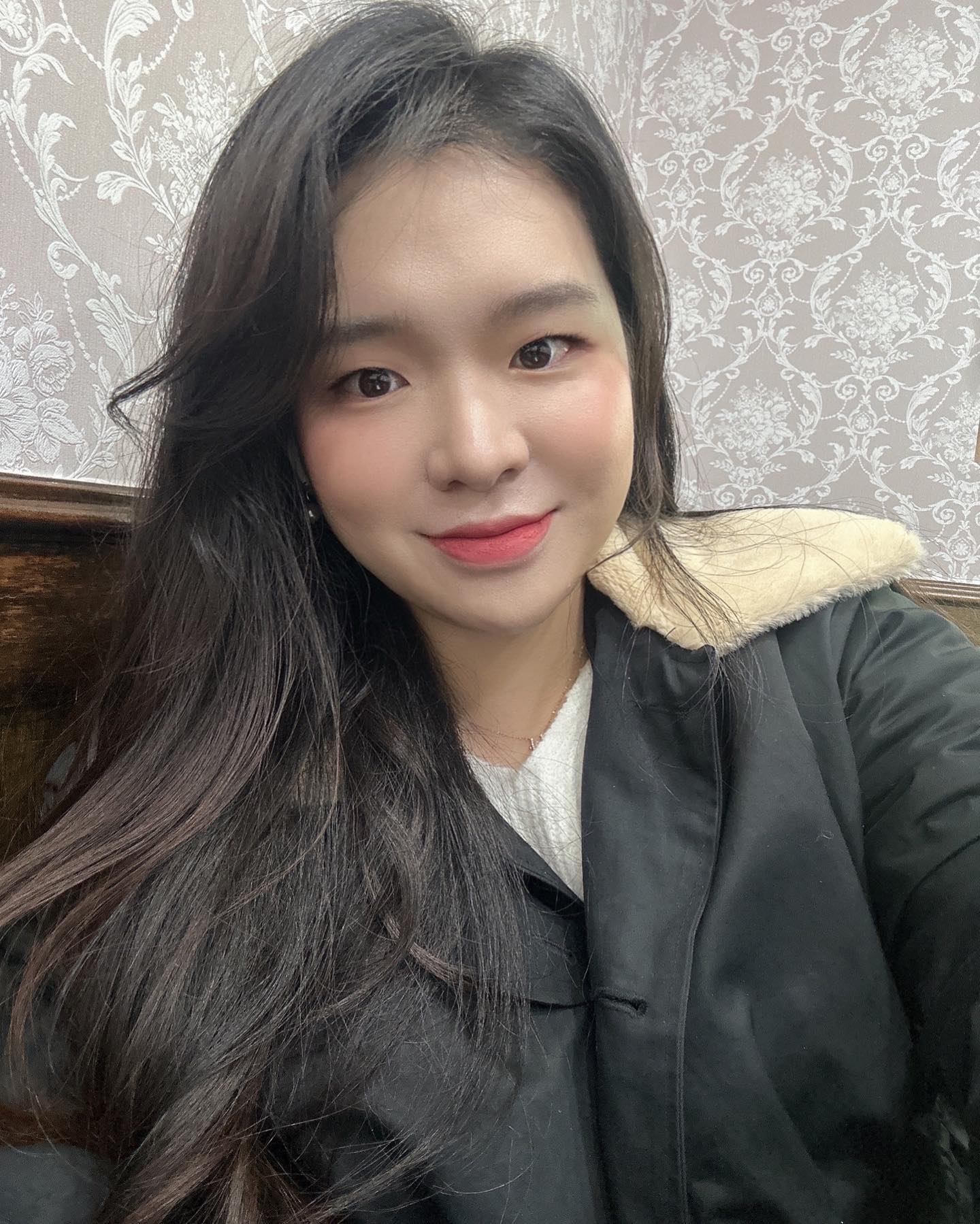 올해는 유난히 다가오는 크리스마스를 생각하는 설렘이 왠지 모르게 좋았다. 예쁜 케이크를 사다가 예수님 생일 축하 노래를 부르며 짝짝짝 박수치고 두손 모아 기도하는 시간이 좋았다. 
-
바람은 차고, 삶은 여전히 바쁜데, 이 중에 무언가를 기다리고 기뻐하고 설레일 수 있다는 것만으로도 충분히 따뜻했다. 가지지 못한 것보다 가진 것에 감사하고, 지난 날보다 다가올 날을 기다리고 준비하는 사람이 오래도록 되고 싶다.