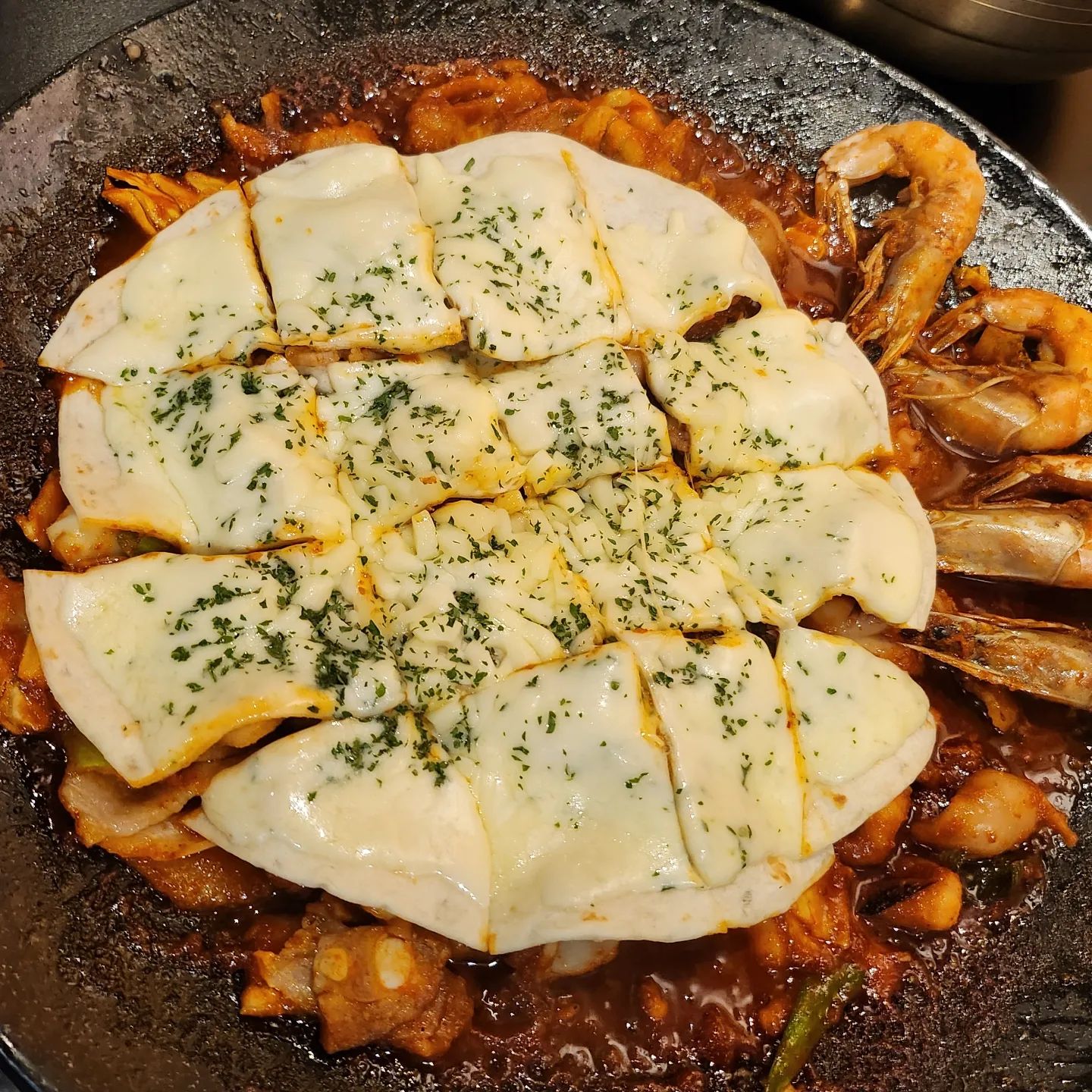 야식으로 쭈꾸미 먹고왔어용^^
사장님이 직접 다 요리 해주는곳이라 
너무 좋았어요~ㅎㅎ
저 치즈쌈 토핑 꿀맛^^
볶음밥까지 싹싹 긁어먹고 왔어용~~♡